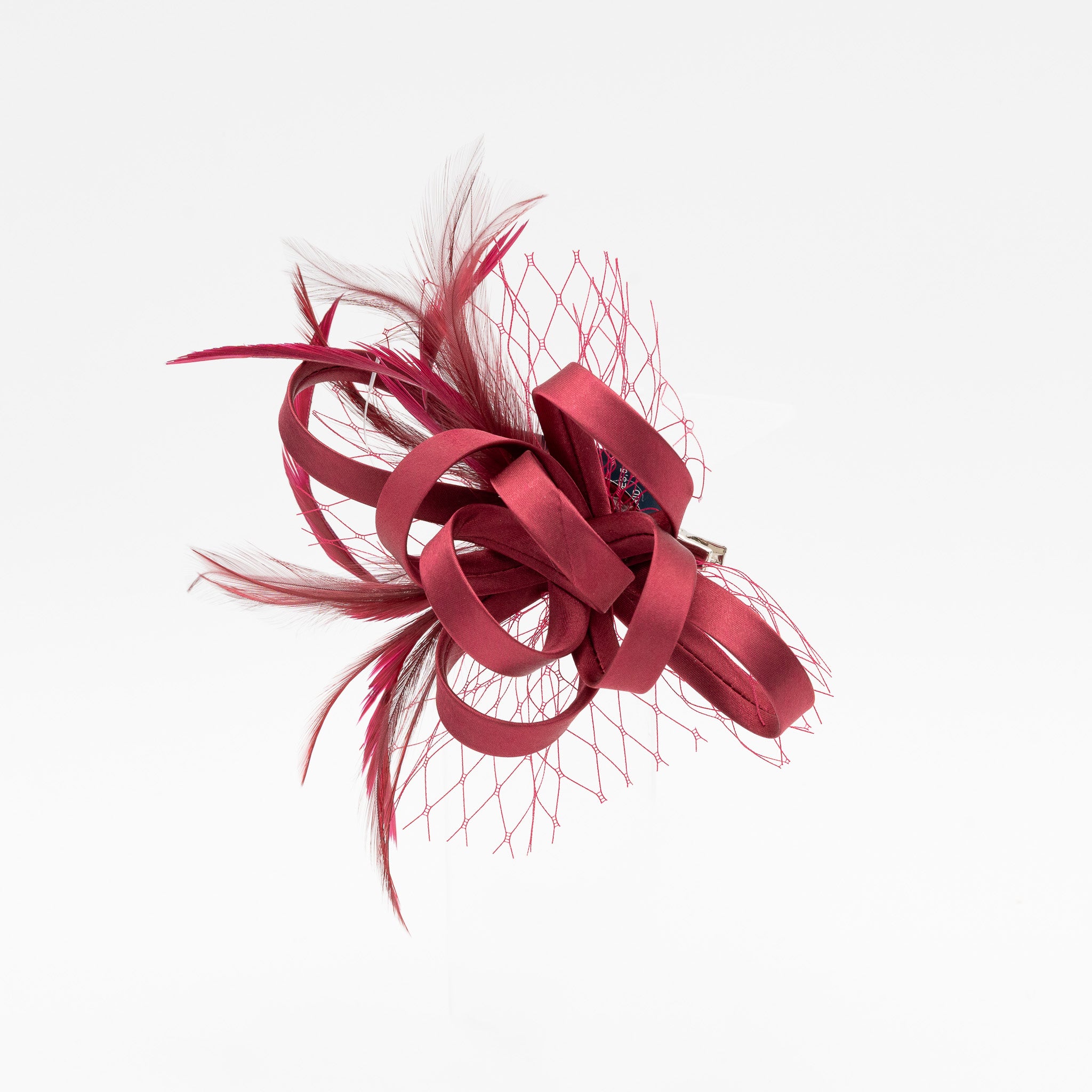 Tocado de fiesta granate pequeño con plumas, lazo decorativo y redecilla, ideal para eventos y bodas