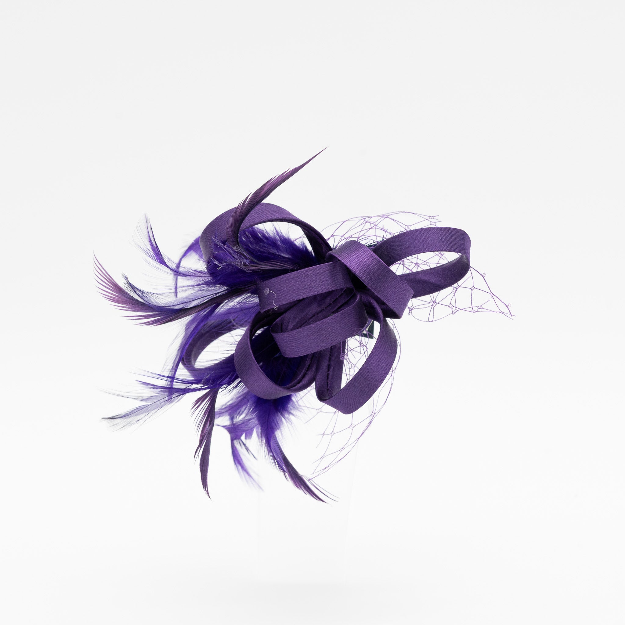 Tocado de fiesta morado pequeño con plumas, lazo decorativo y redecilla, ideal para eventos y bodas