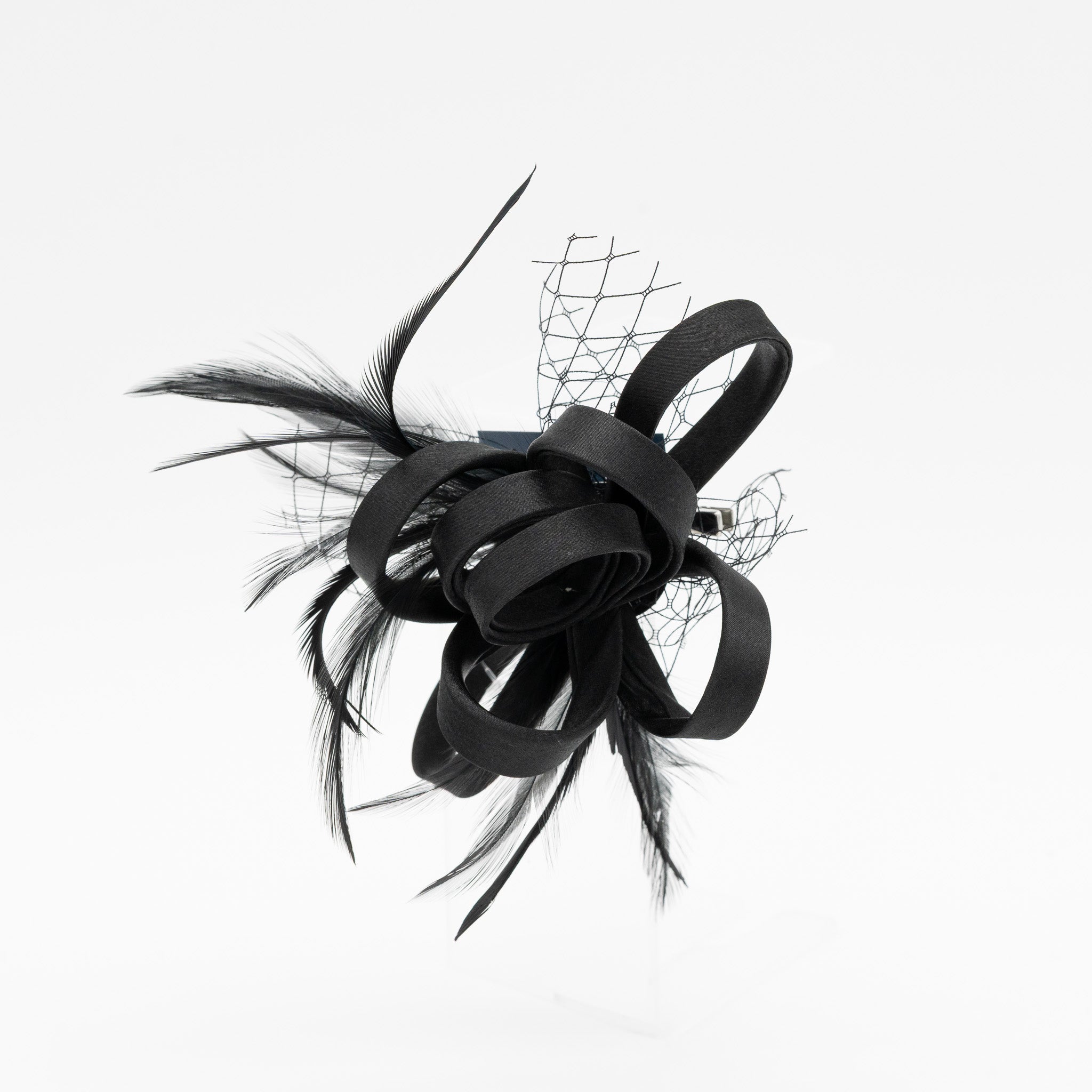 Tocado de fiesta negro pequeño con plumas, lazo decorativo y redecilla, ideal para eventos y bodas