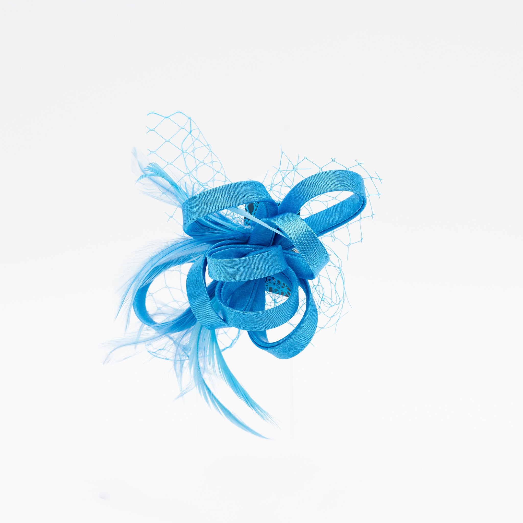 Tocado de fiesta turquesa pequeño con plumas, lazo decorativo y redecilla, ideal para eventos y bodas