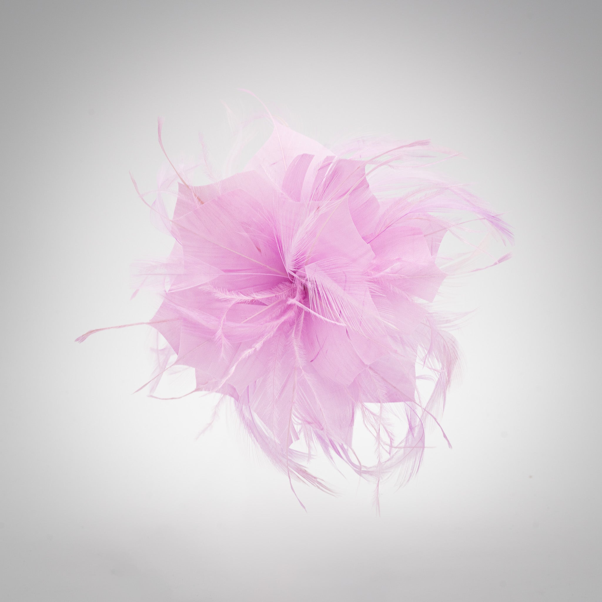 Tocado de fiesta lila rosado pequeño con plumas ligeras, sujeción con pinza y broche, ideal para bodas y eventos