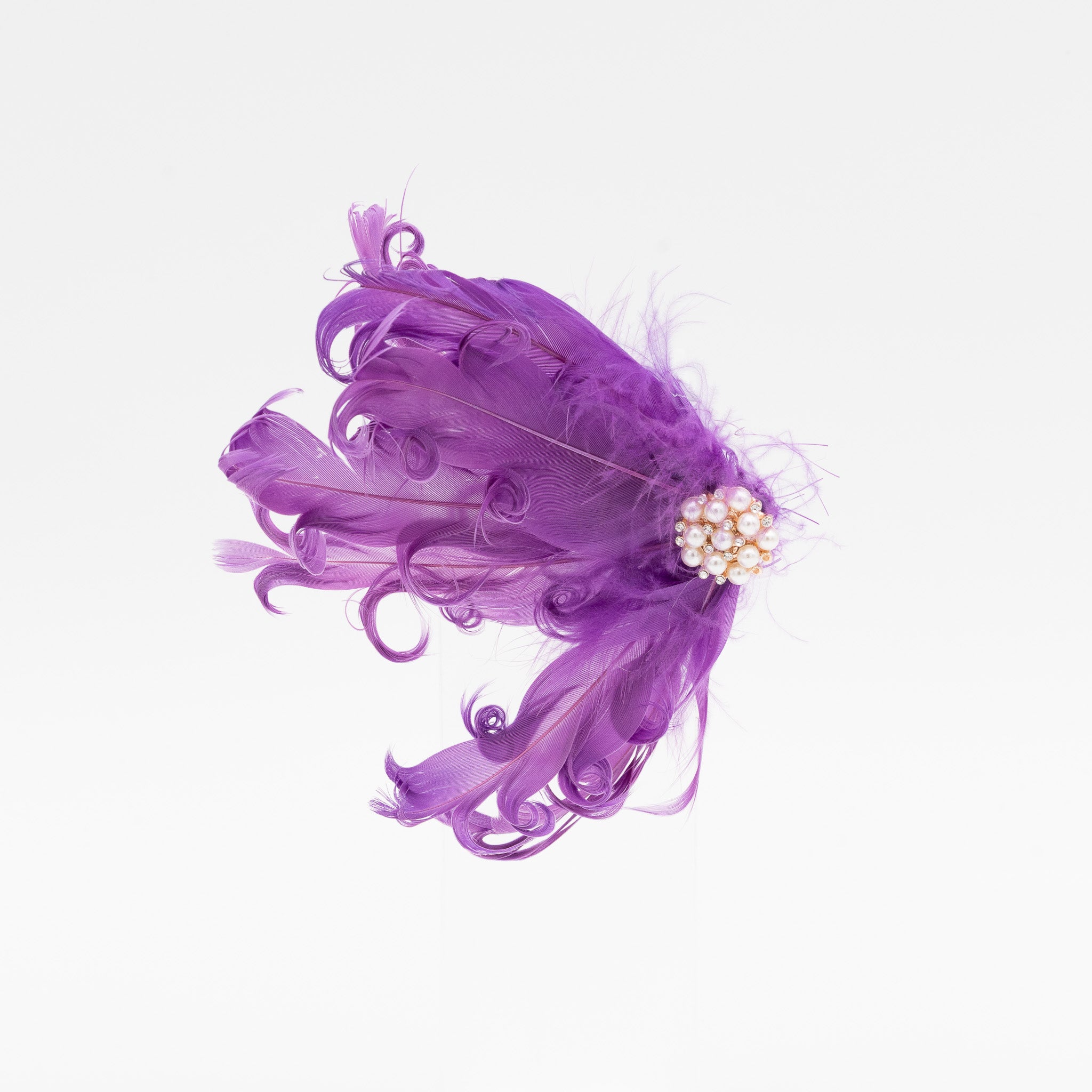Tocado de fiesta morado pequeño decorado con plumas y centro de perlas, con pinza para fácil sujeción