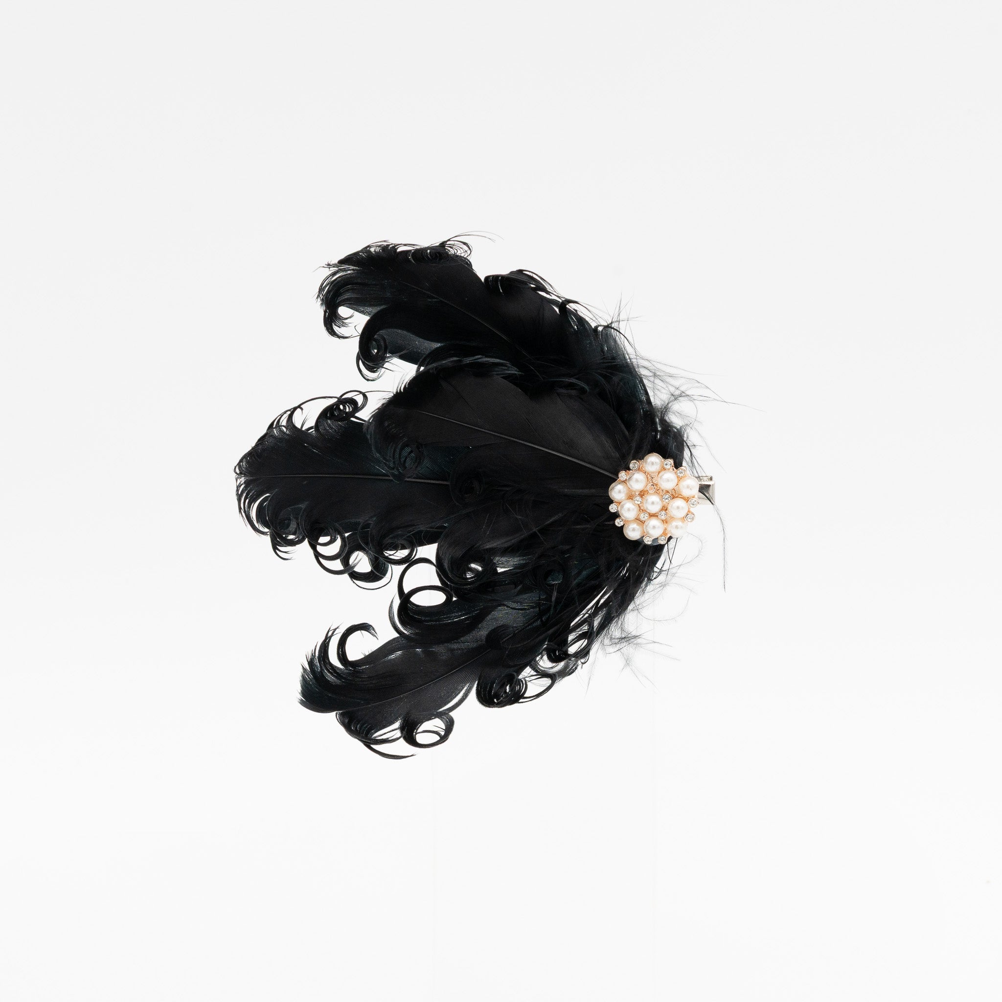Tocado de fiesta negro pequeño decorado con plumas y centro de perlas, con pinza para fácil sujeción