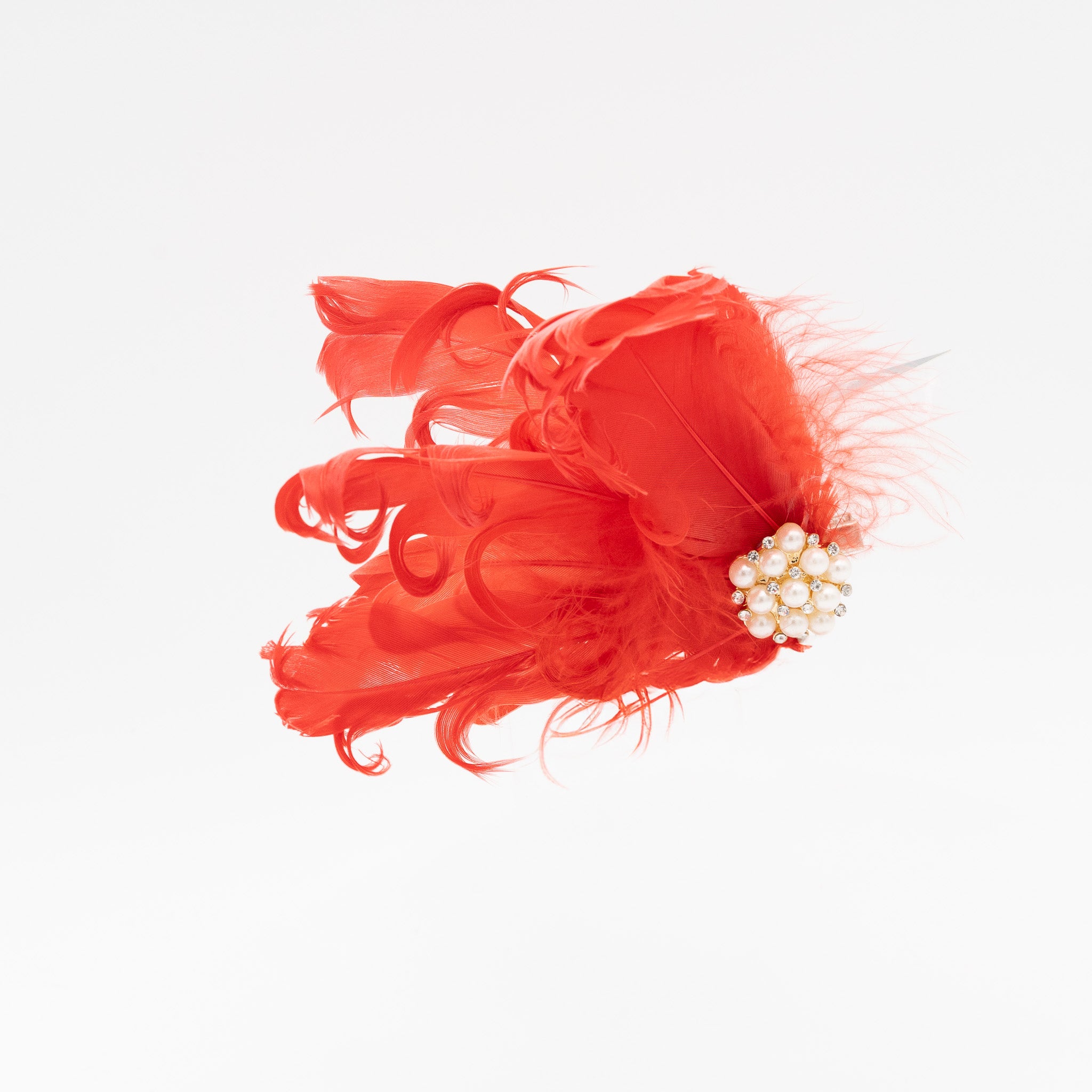 Tocado de fiesta rojo pequeño decorado con plumas y centro de perlas, con pinza para fácil sujeción