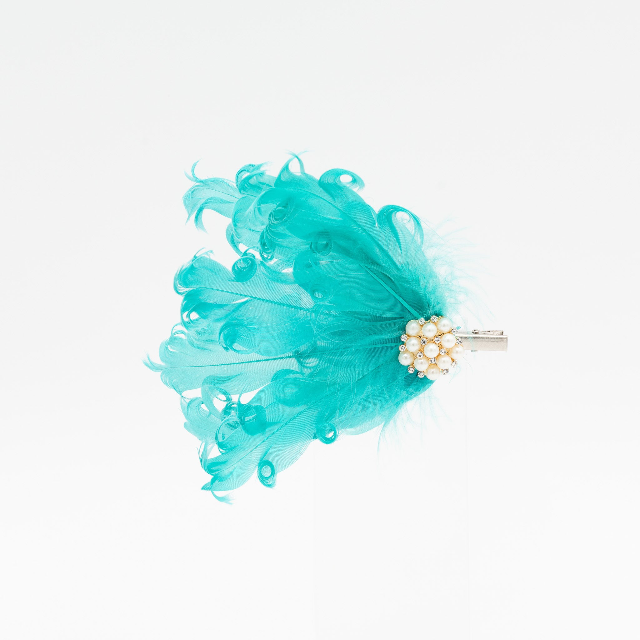 Tocado de fiesta verde agua pequeño decorado con plumas y centro de perlas, con pinza para fácil sujeción