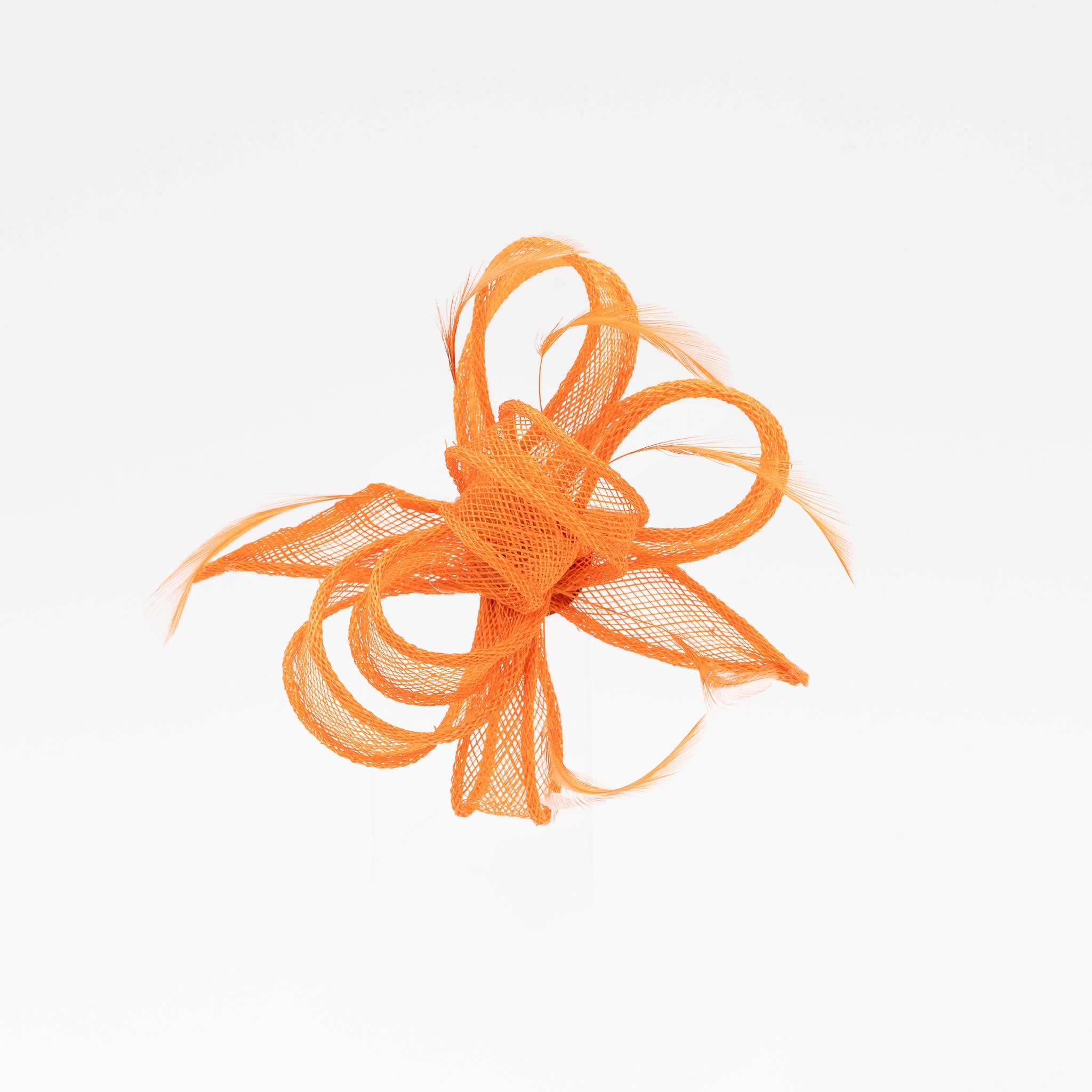 Tocado de fiesta naranja pequeño con plumas, cierre pinza y broche, elegante para eventos