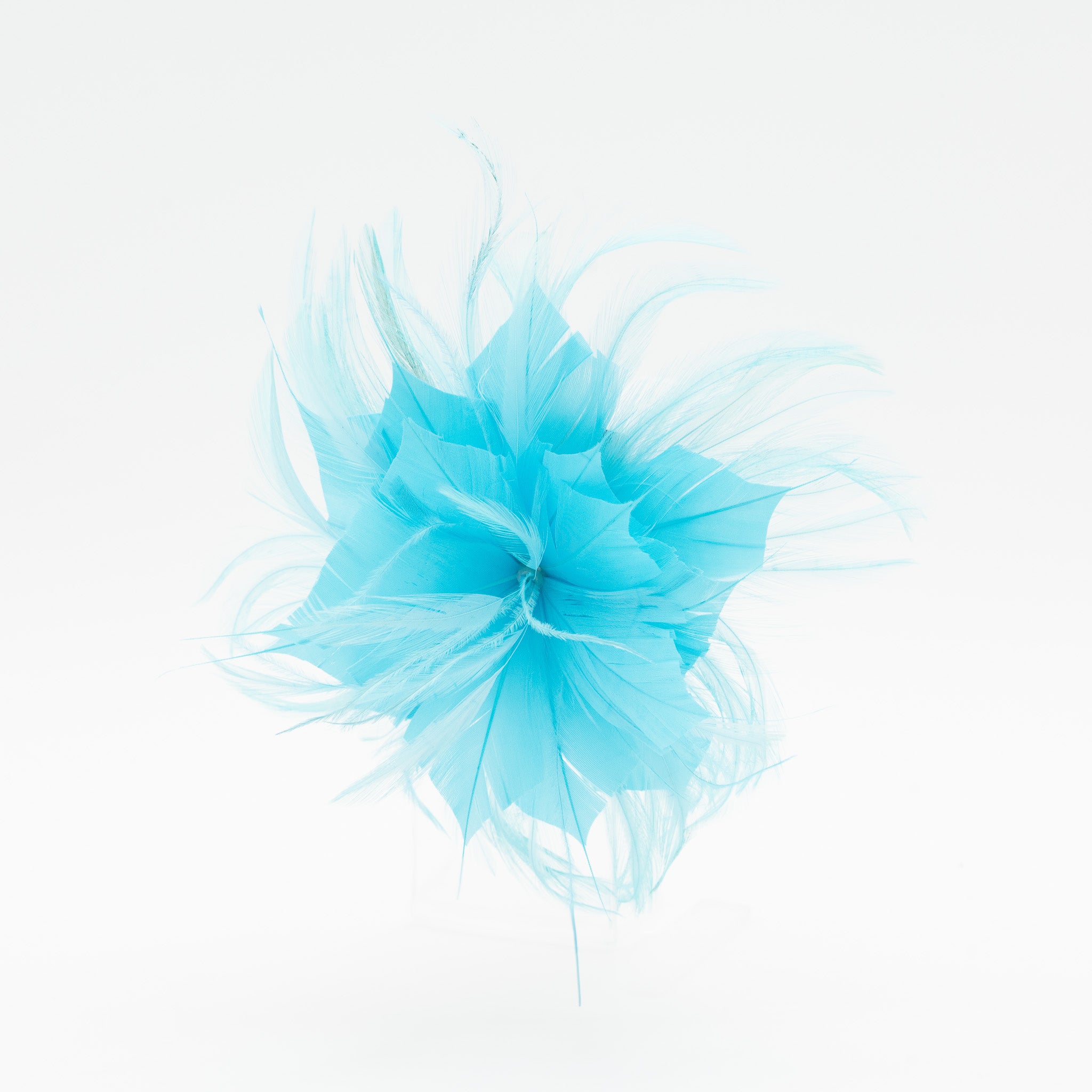 Tocado de fiesta turquesa pequeño con plumas ligeras, sujeción con pinza y broche, ideal para bodas y eventos