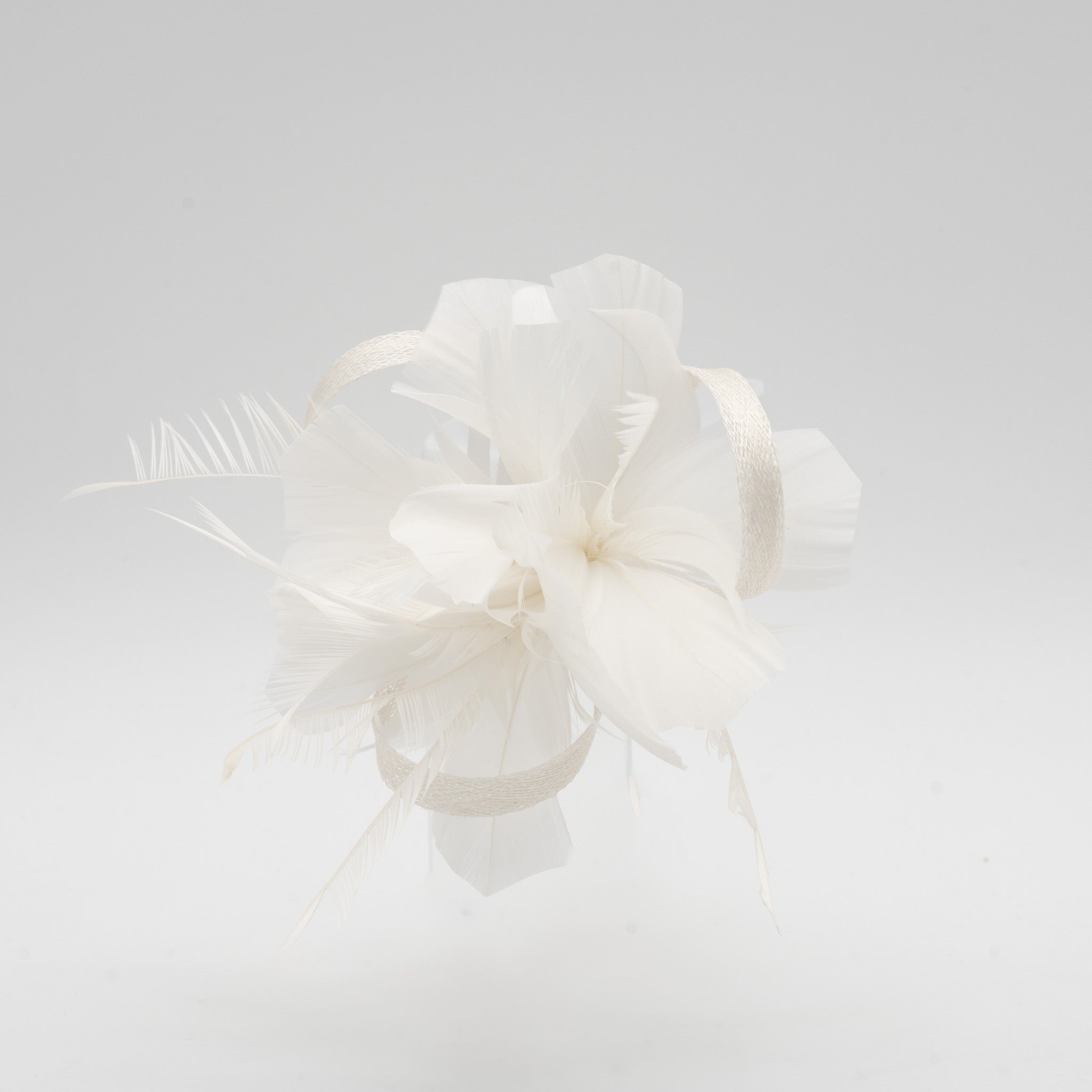 Tocado pequeño blanco adornado con plumas elegantes, ideal para eventos especiales