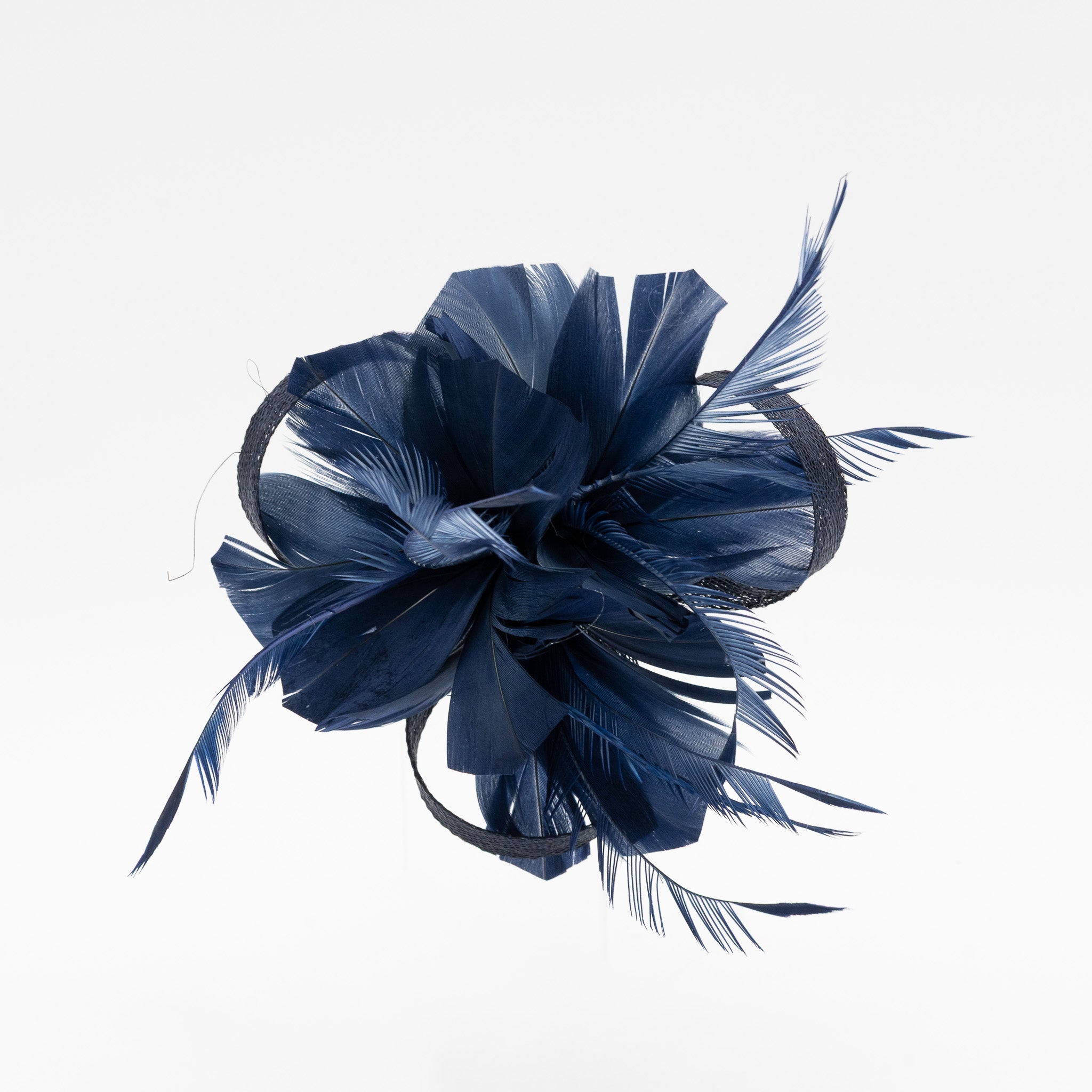 Tocado pequeño marino adornado con plumas elegantes, ideal para eventos especiales