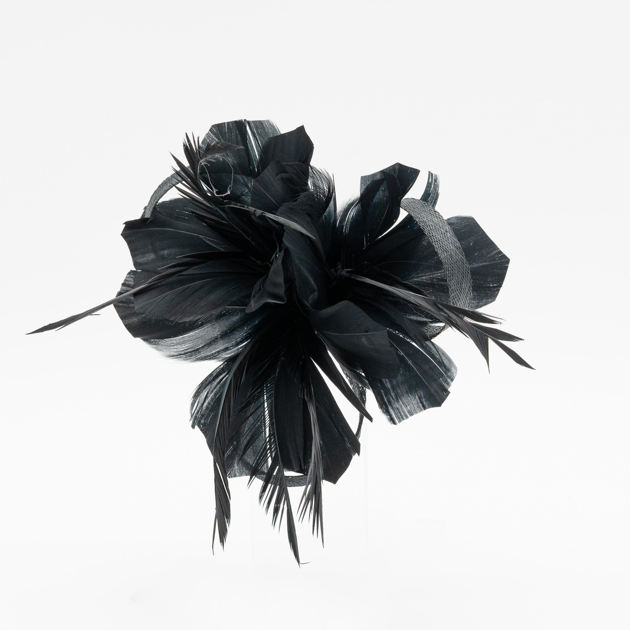 Tocado pequeño negro adornado con plumas elegantes, ideal para eventos especiales