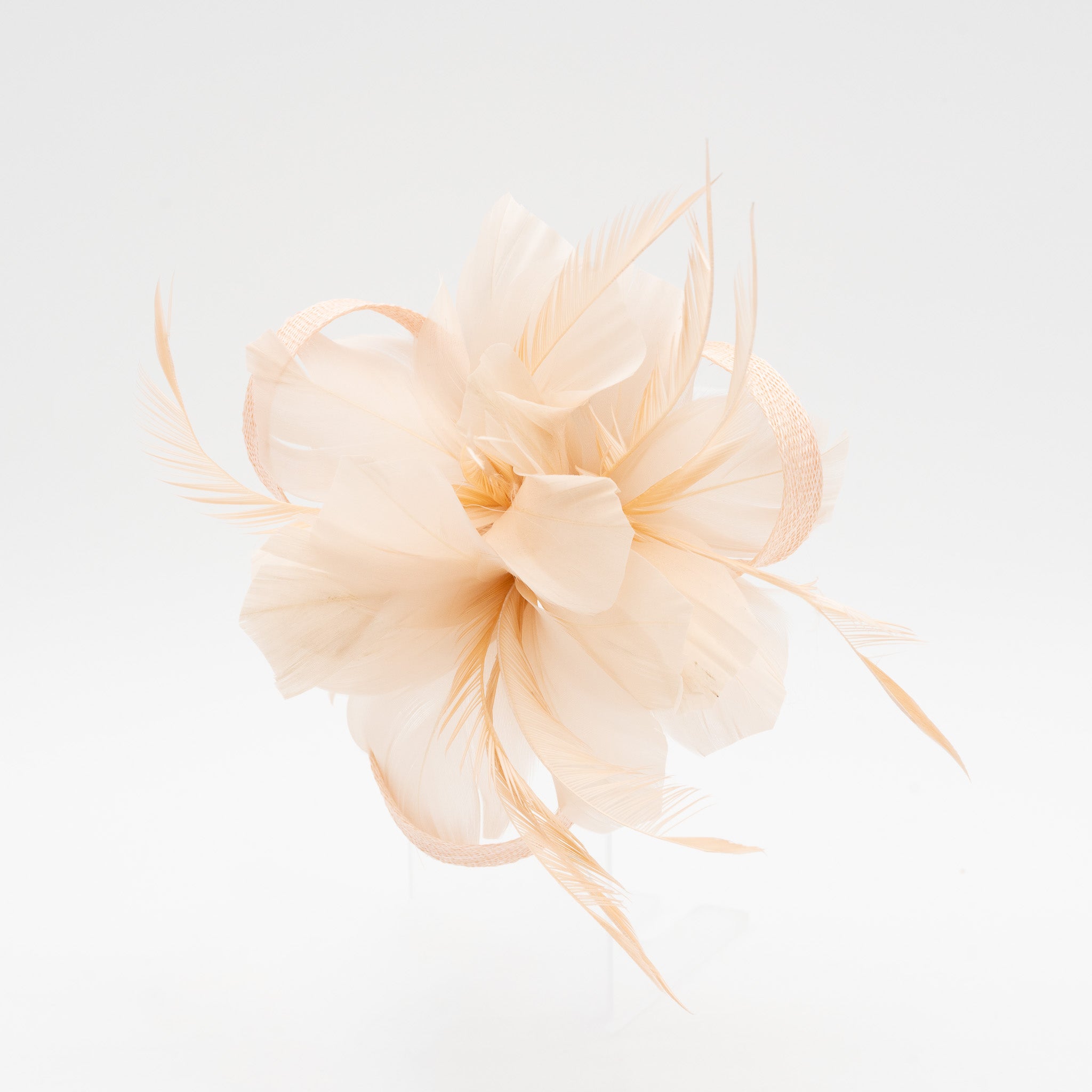 Tocado pequeño nude adornado con plumas elegantes, ideal para eventos especiales