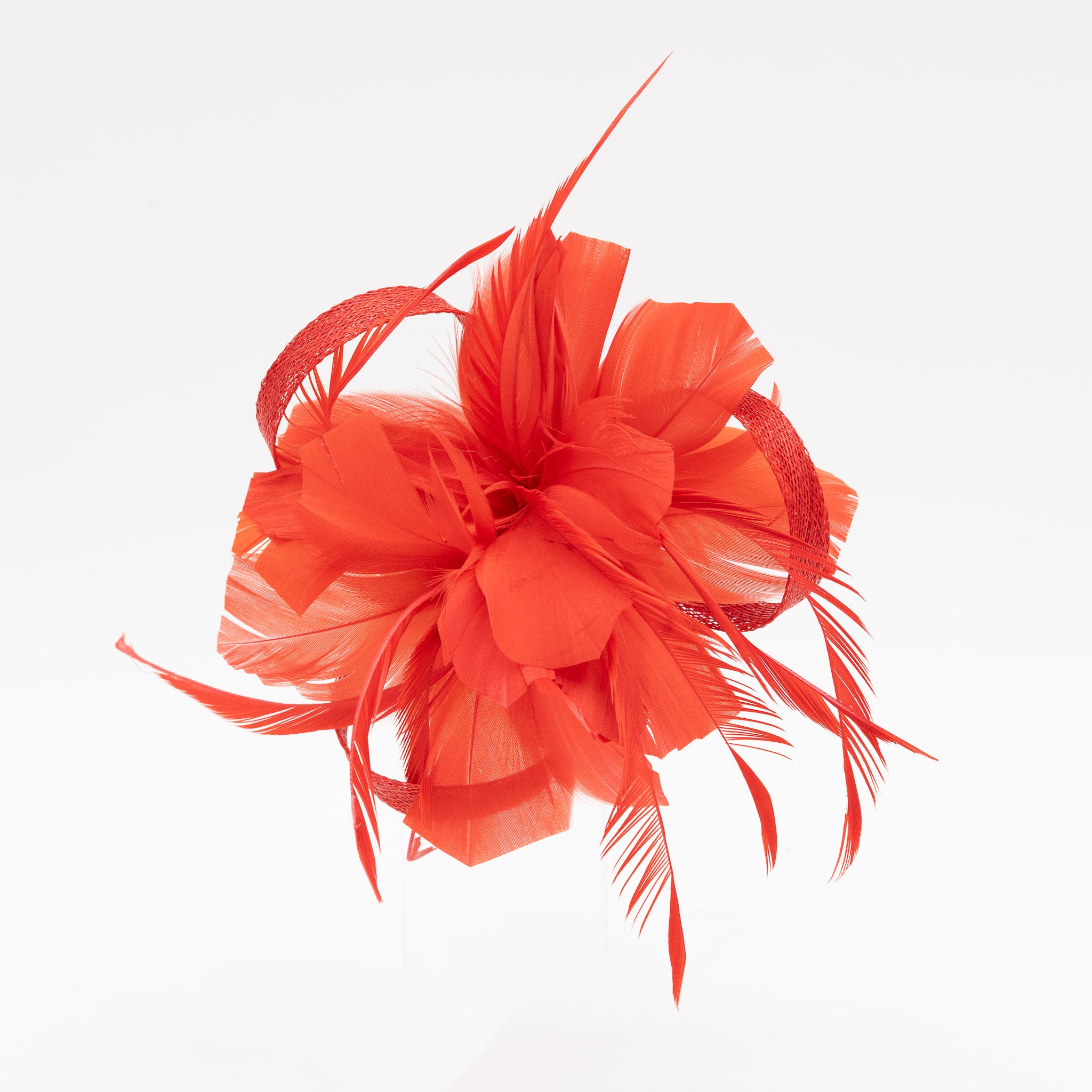 Tocado pequeño rojo adornado con plumas elegantes, ideal para eventos especiales