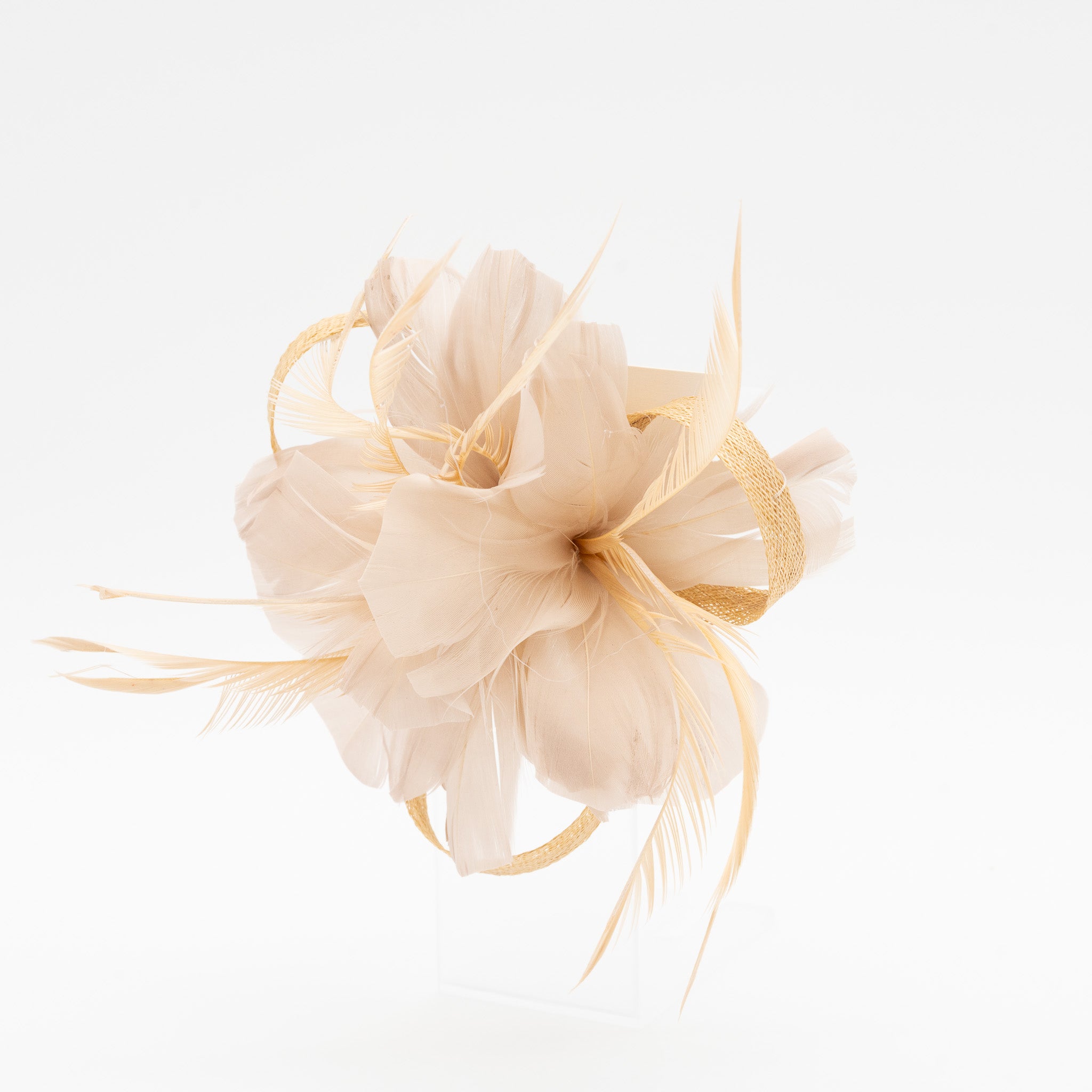 Tocado pequeño taupe adornado con plumas elegantes, ideal para eventos especiales