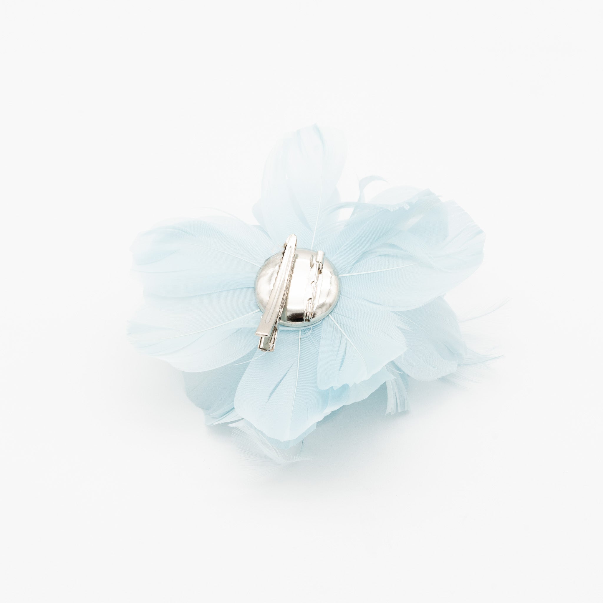 Tocado de fiesta pequeño celeste de plumas con detalle de perla y sujeción con pinza y broche