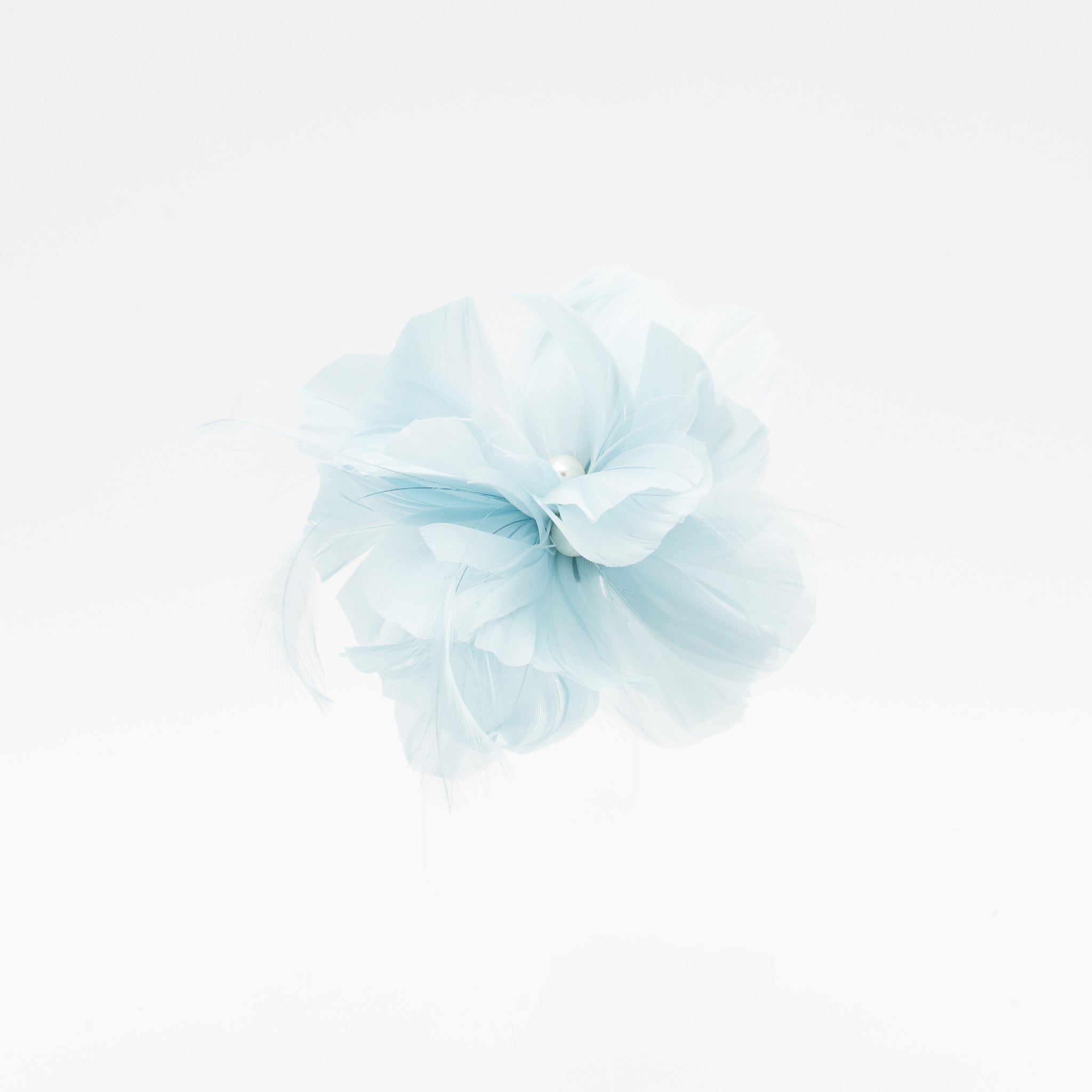 Tocado de fiesta pequeño celeste de plumas con detalle de perla y sujeción con pinza y broche