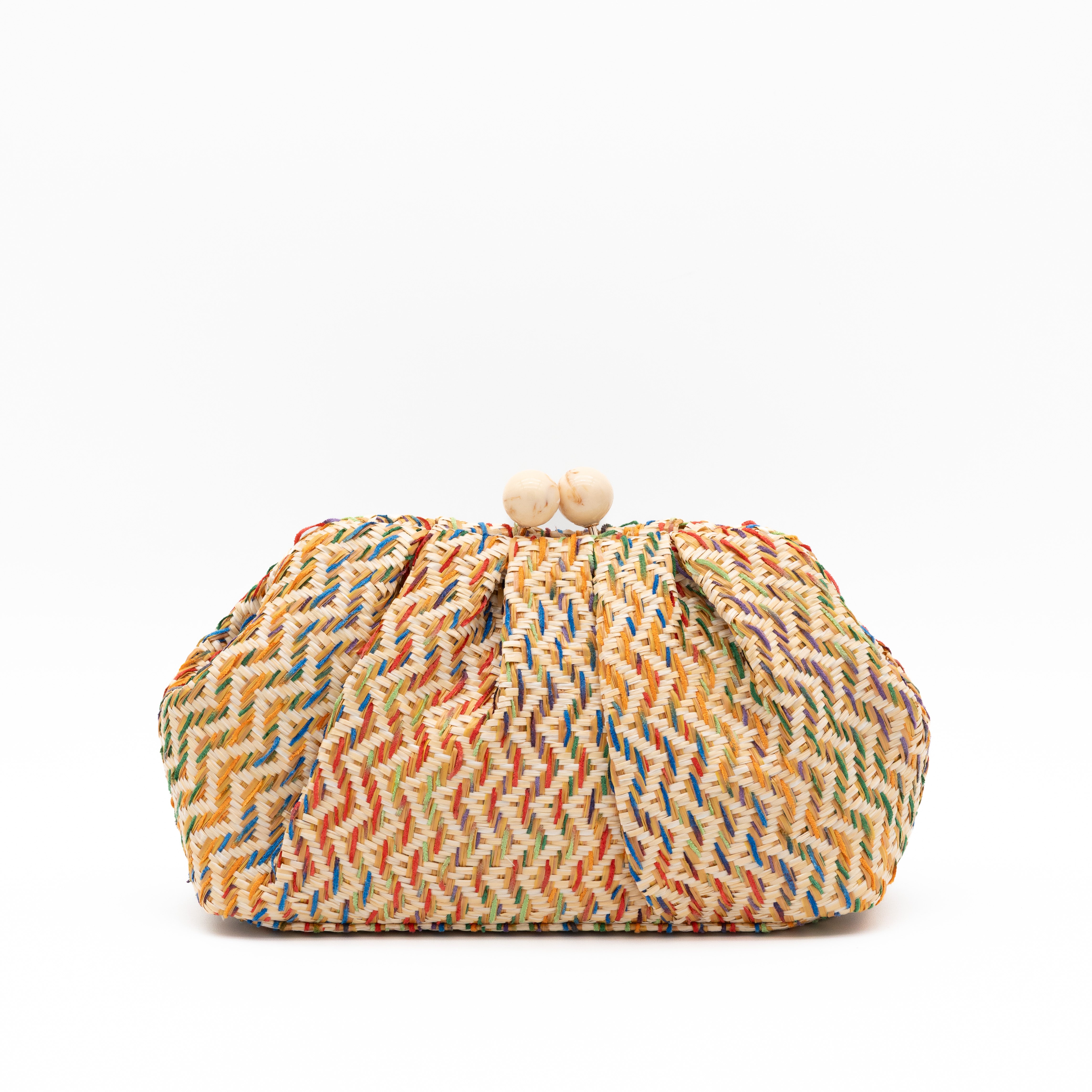 Bolso de fiesta confeccionado en rafia multicolor trenzada, con cierre de bolas de madera y cadena desmontable