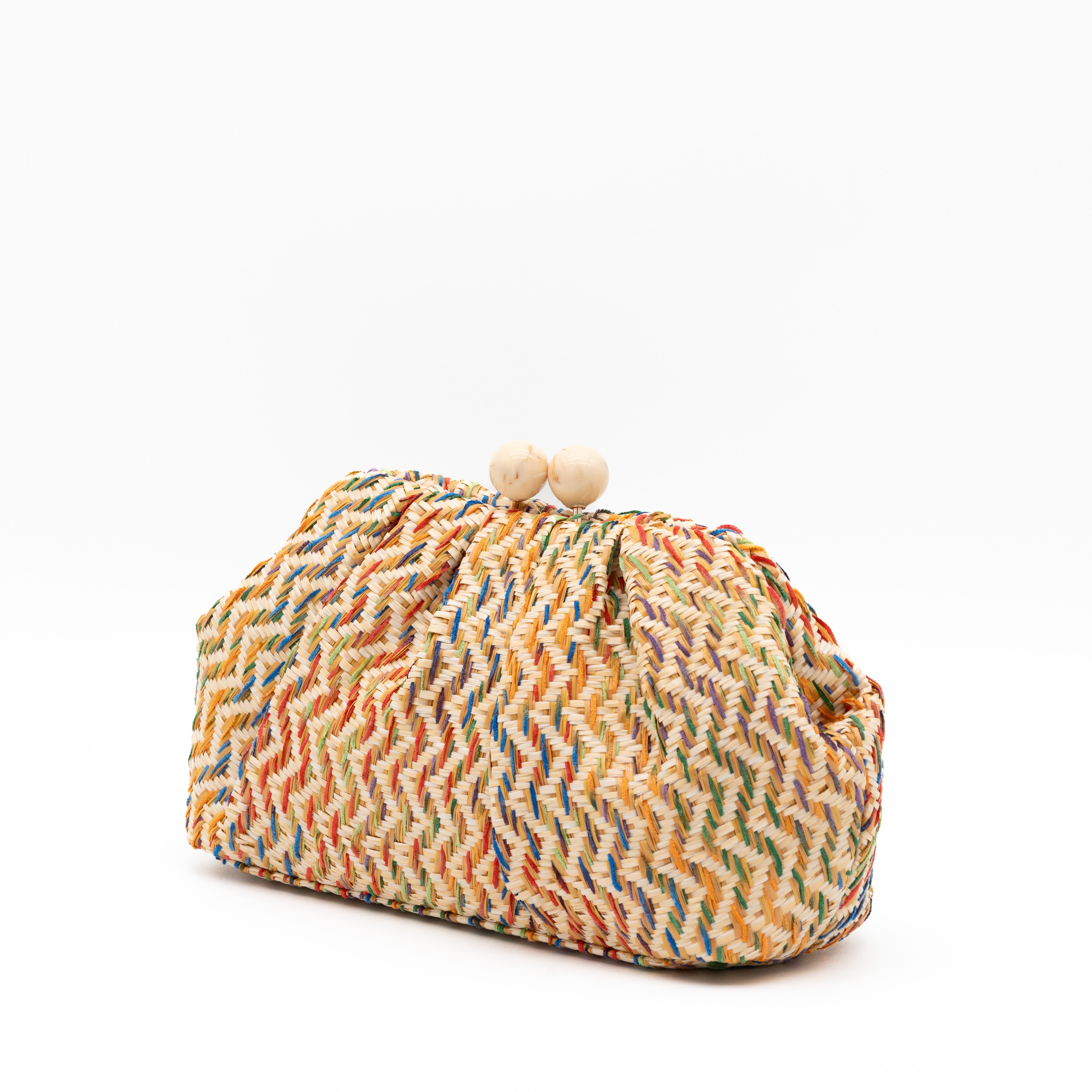 Bolso de fiesta confeccionado en rafia multicolor trenzada, con cierre de bolas de madera y cadena desmontable