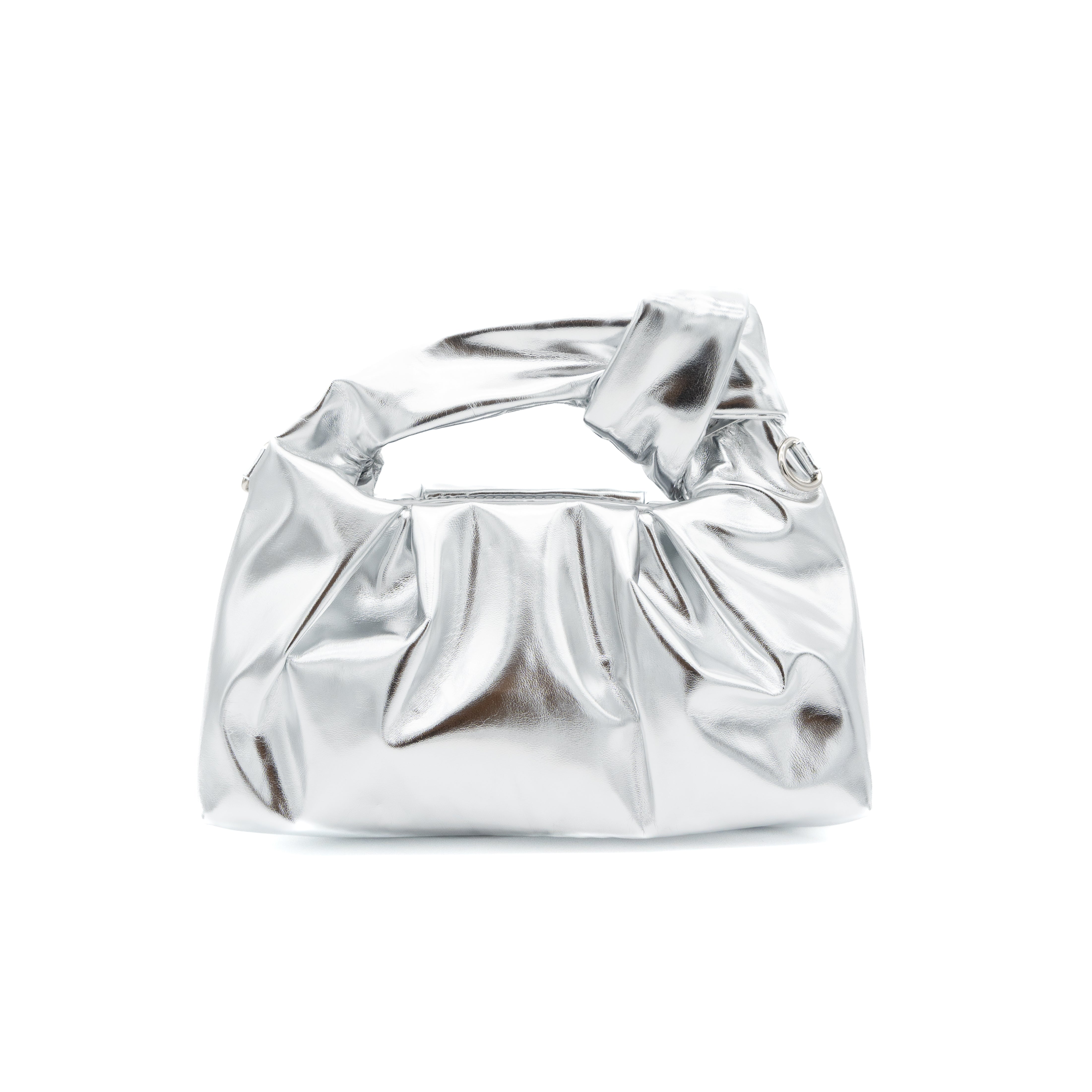 Bolso de mano metalizado plata con asa de nudo y fruncido