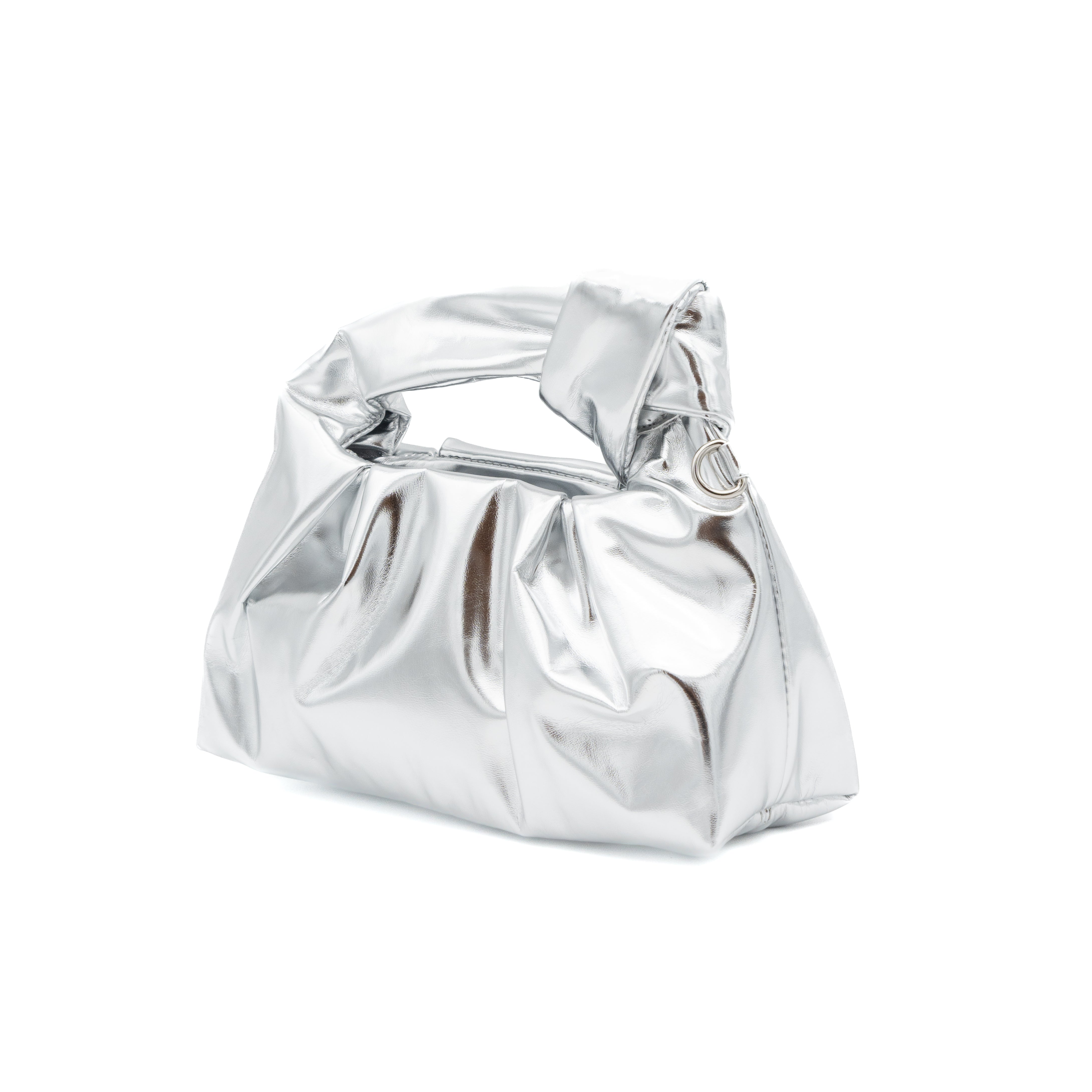 Bolso de mano metalizado plata con asa de nudo y fruncido