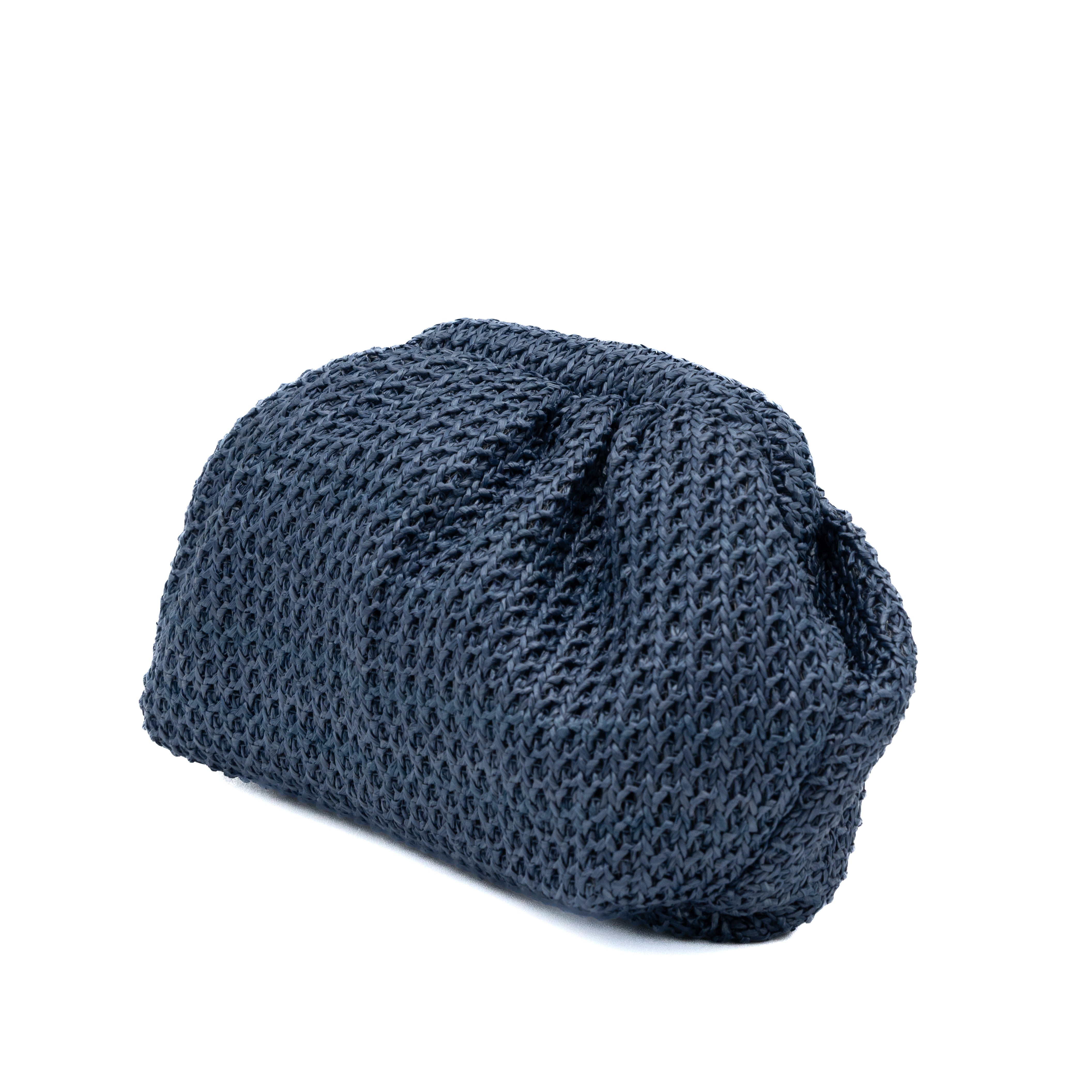 Bolso de mano de rafia azul con diseño fruncido