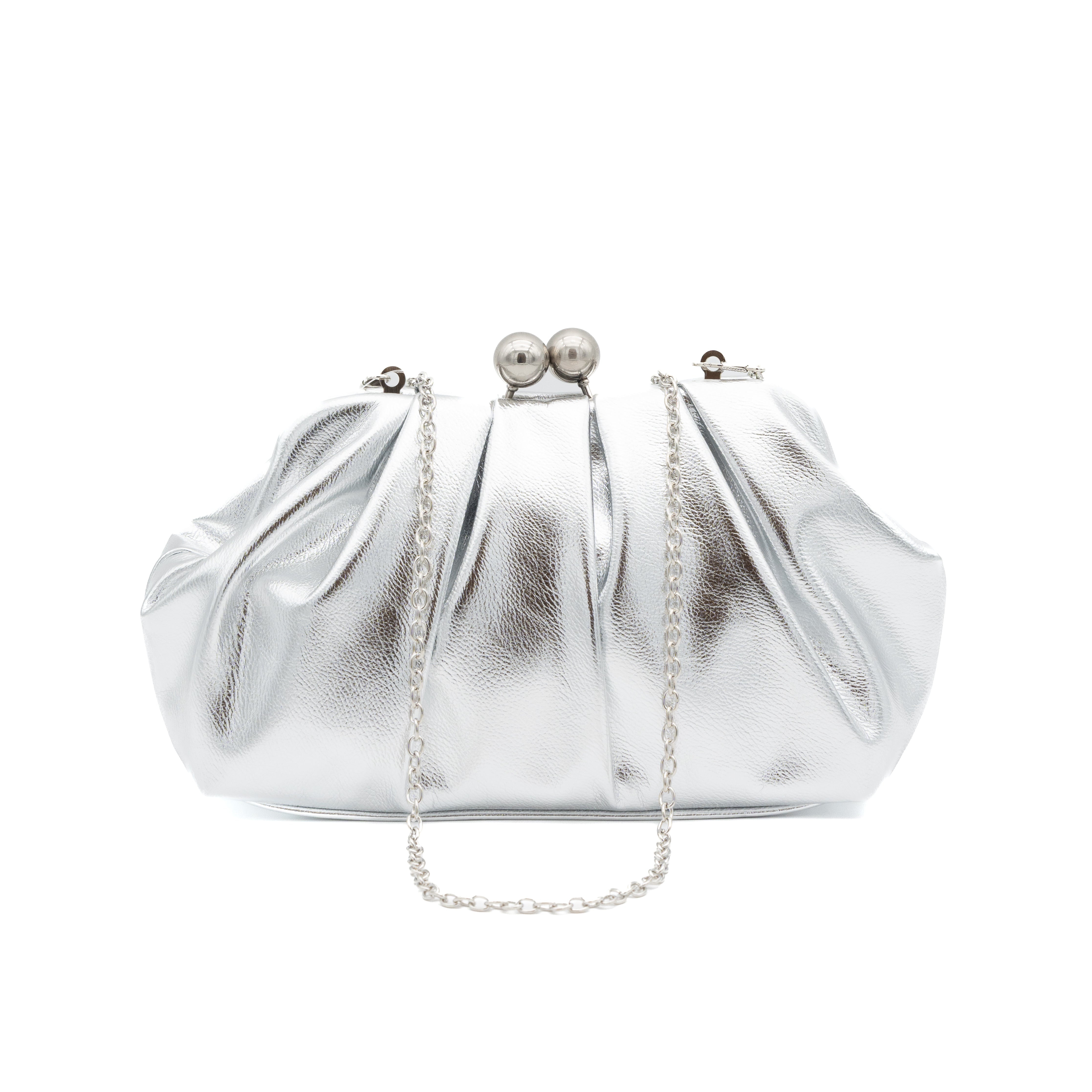 Bolso clutch de fiesta fruncido metalizado plata con cierre de bolas