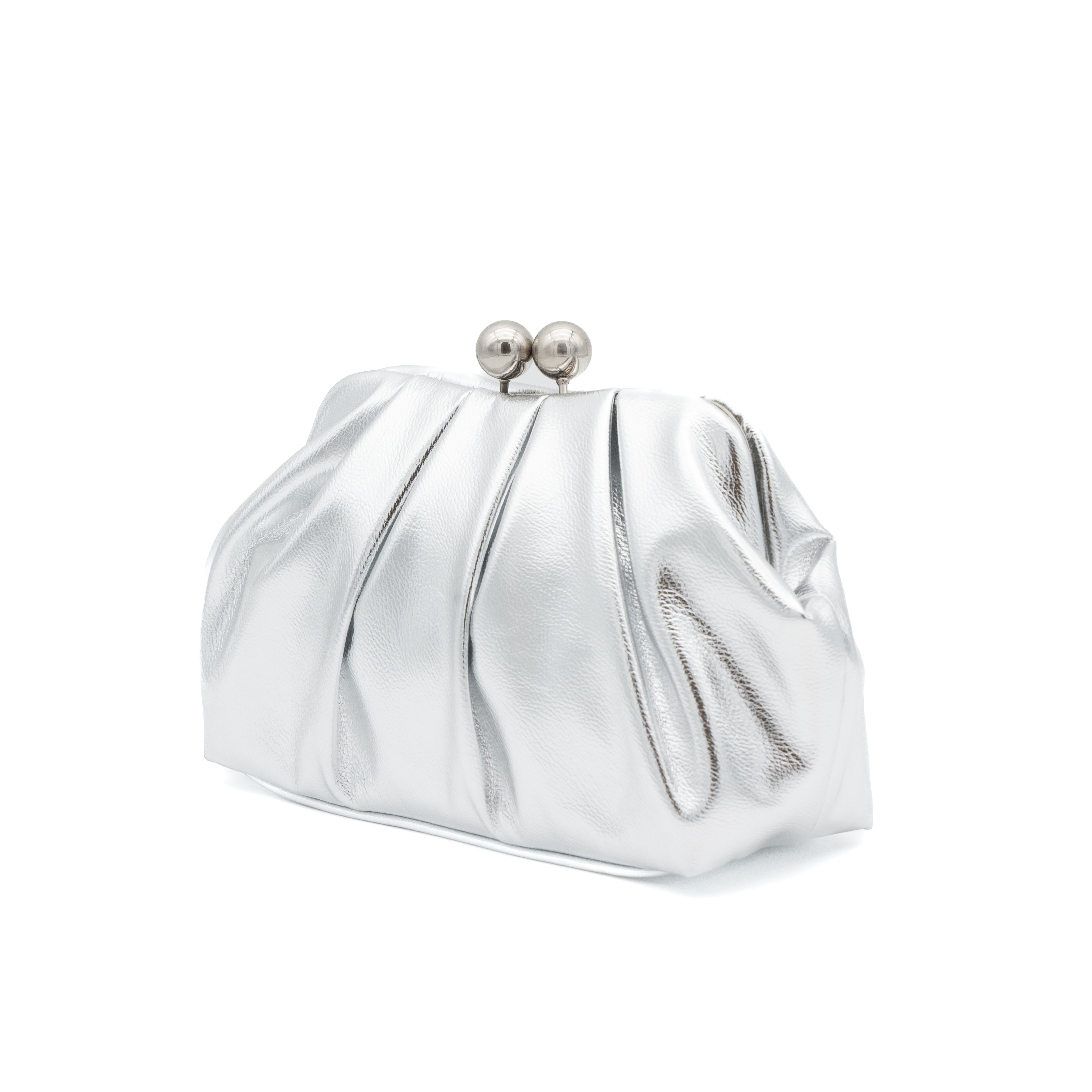 Bolso clutch de fiesta fruncido metalizado plata con cierre de bolas
