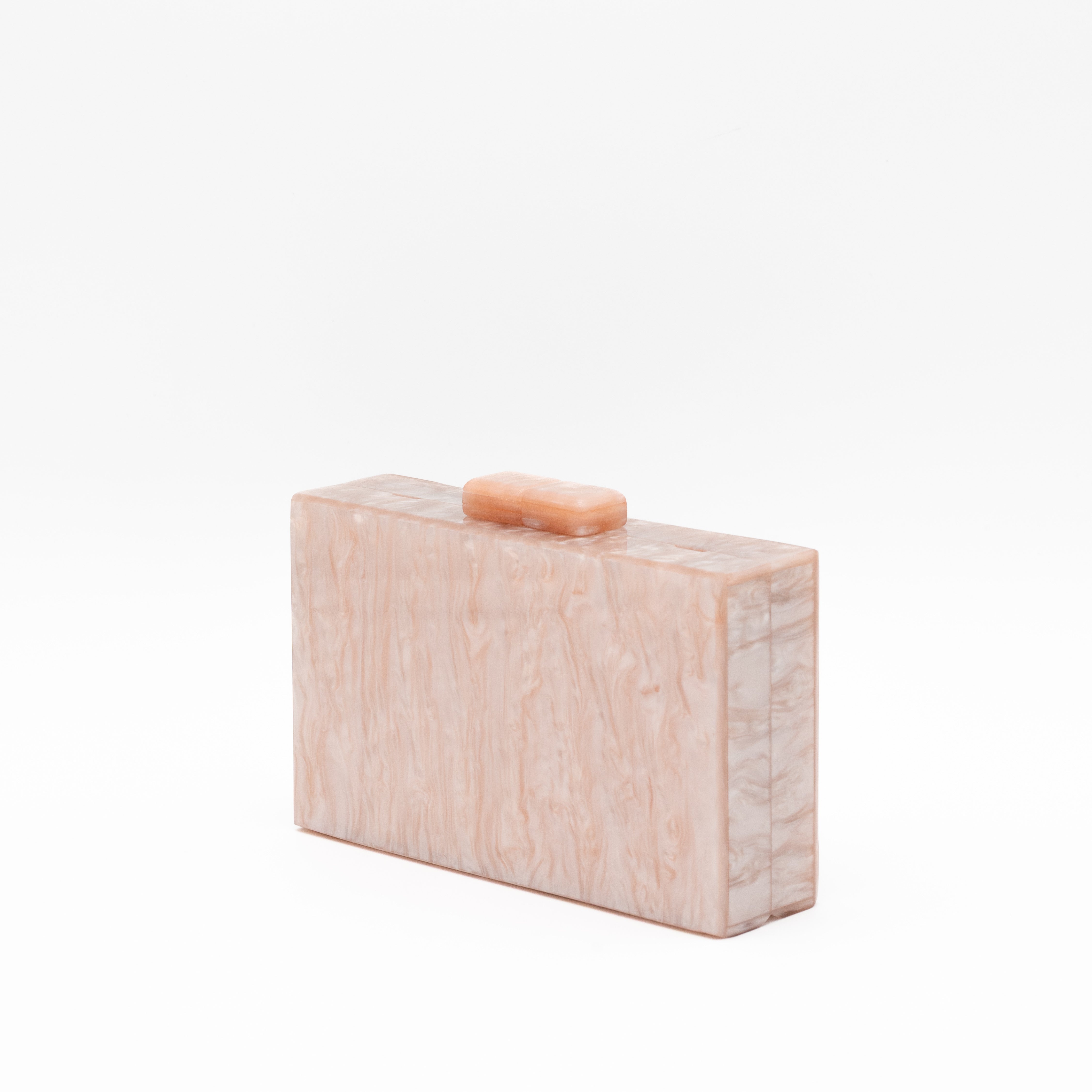 Bolso de fiesta con acabado efecto nácar rosa palo y diseño rectangular elegante
