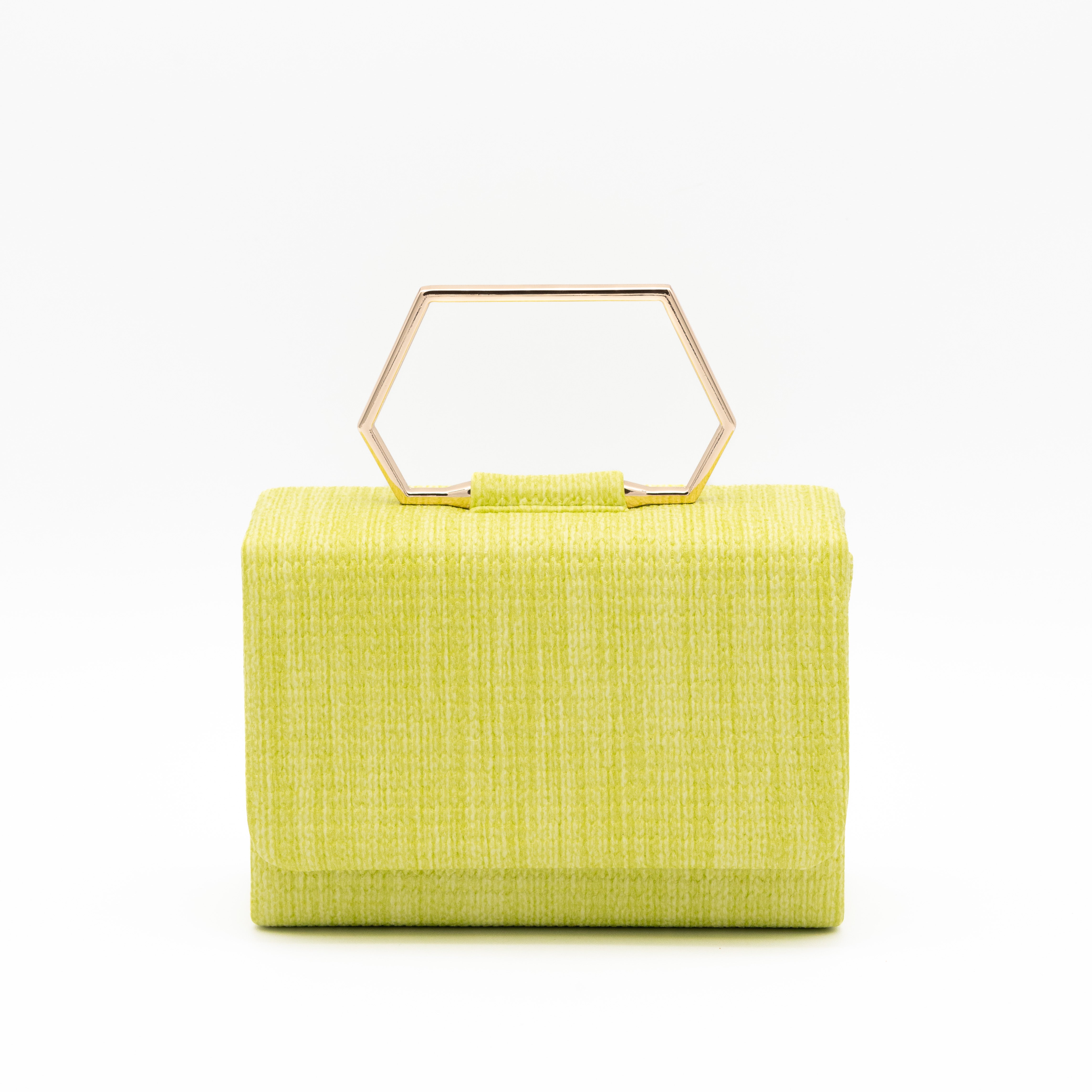 Clutch de fiesta en rafia lima con asa geométrica metálica y cierre magnético, ideal para bodas y cócteles
