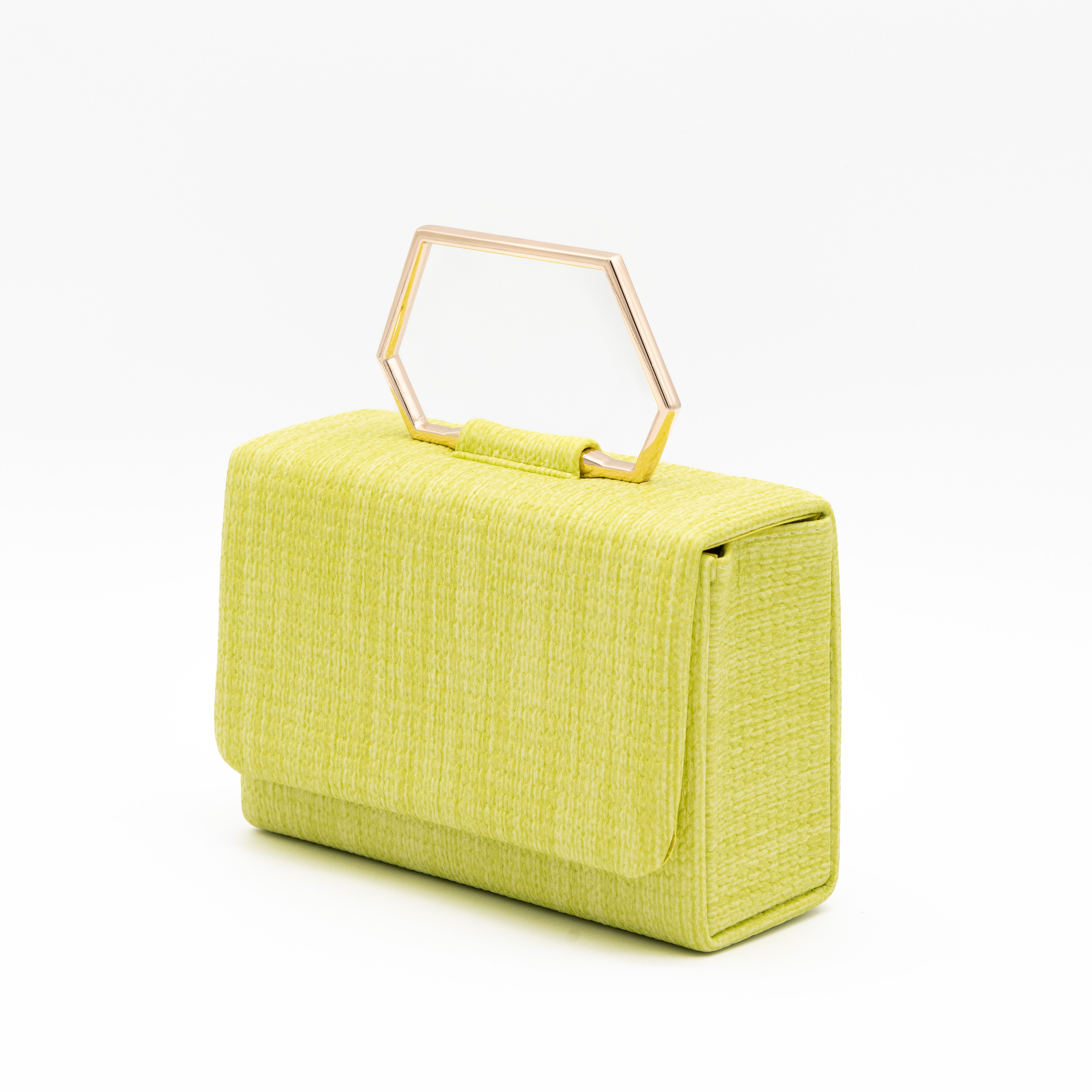 Clutch de fiesta en rafia lima con asa geométrica metálica y cierre magnético, ideal para bodas y cócteles
