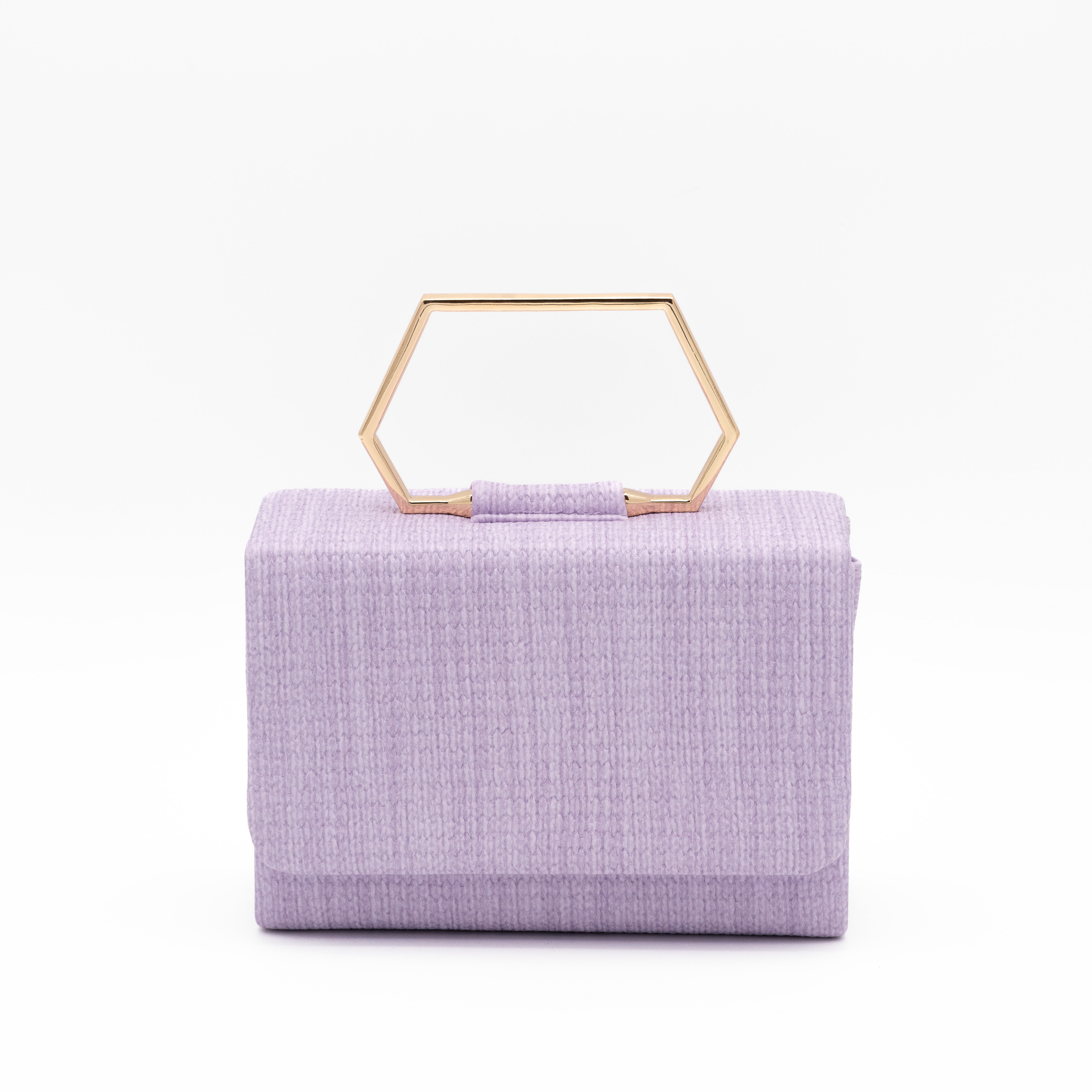Clutch de fiesta en rafia violeta con asa geométrica metálica y cierre magnético, ideal para bodas y cócteles