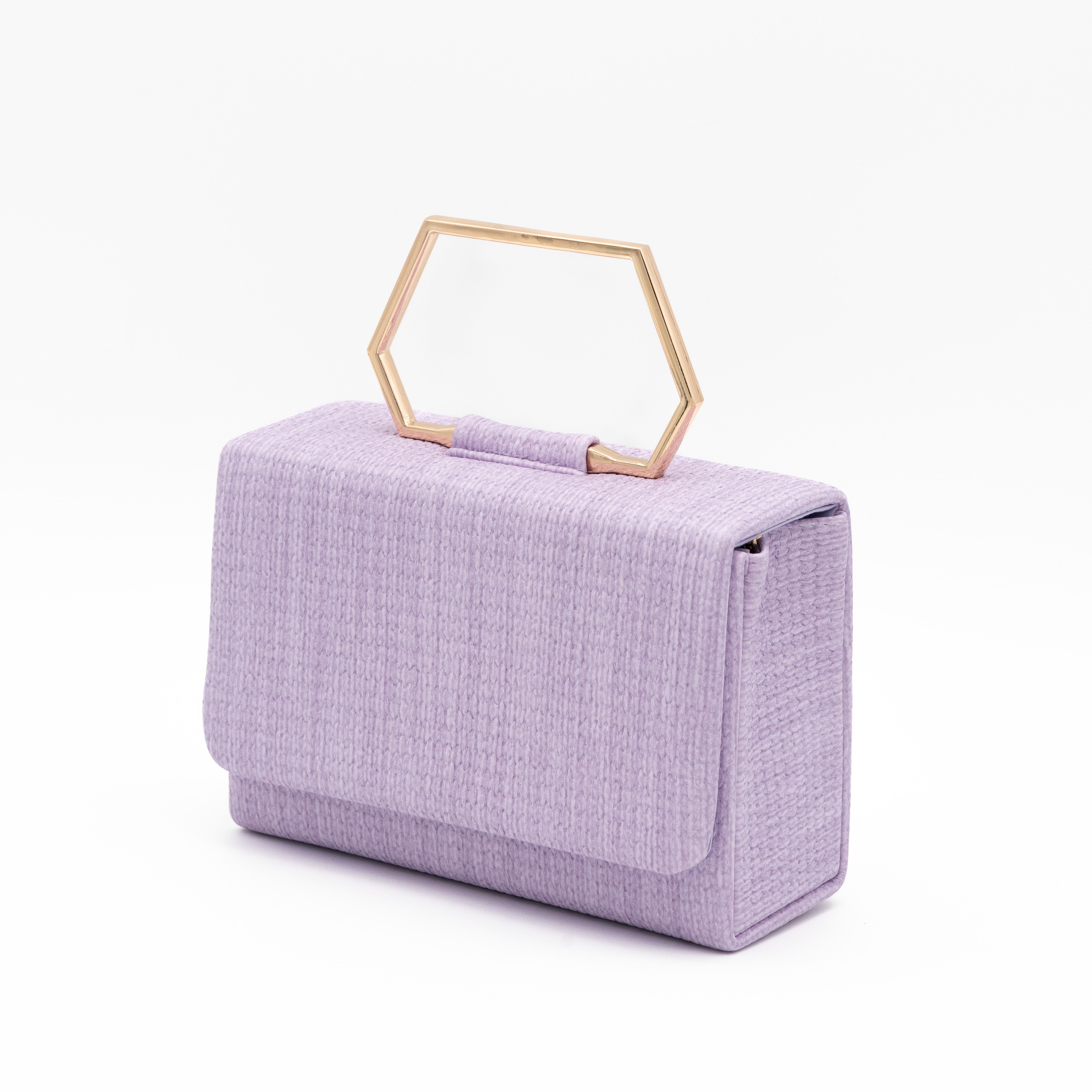 Clutch de fiesta en rafia violeta con asa geométrica metálica y cierre magnético, ideal para bodas y cócteles