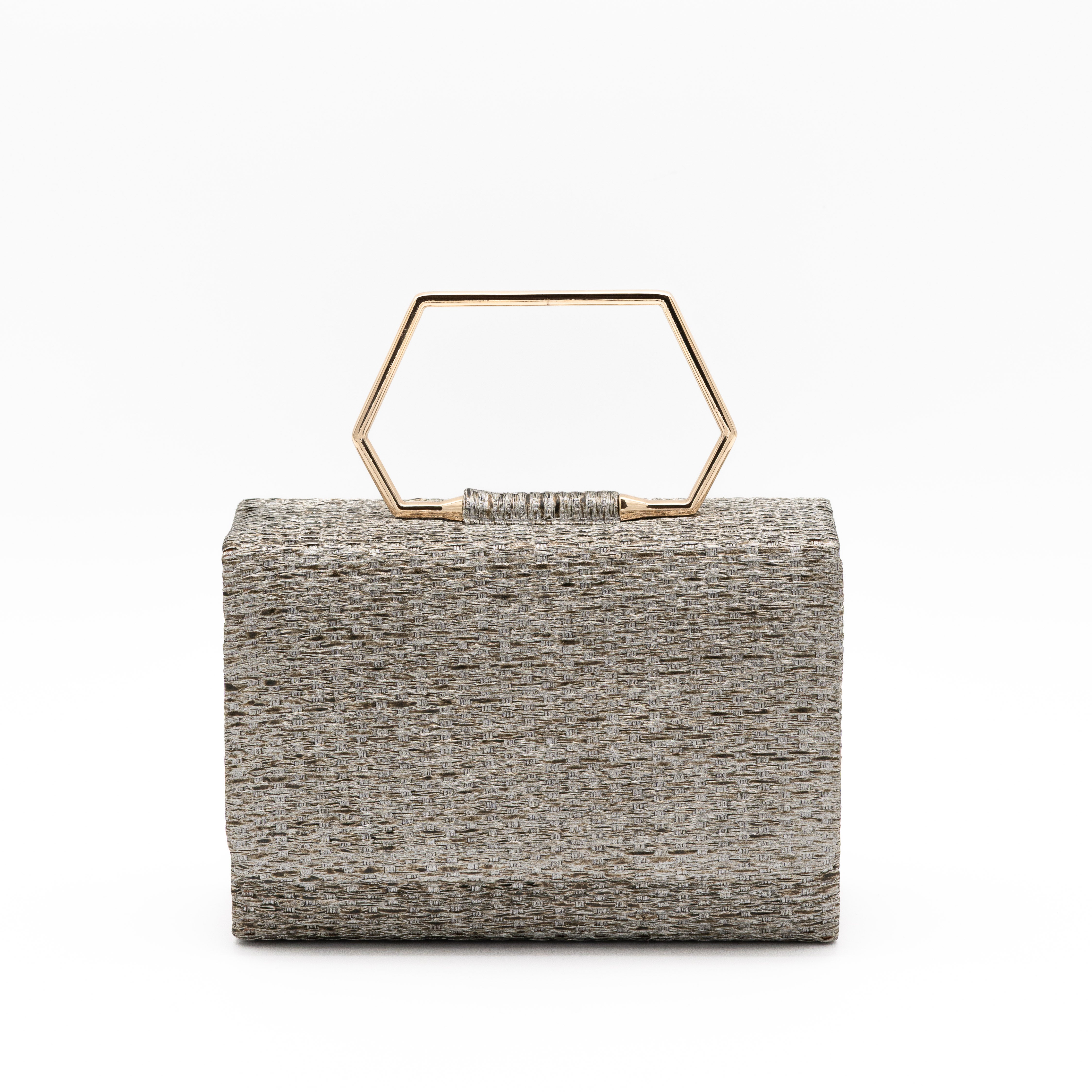 Clutch de fiesta en rafia gris con asa geométrica metálica y cierre magnético, ideal para bodas y cócteles