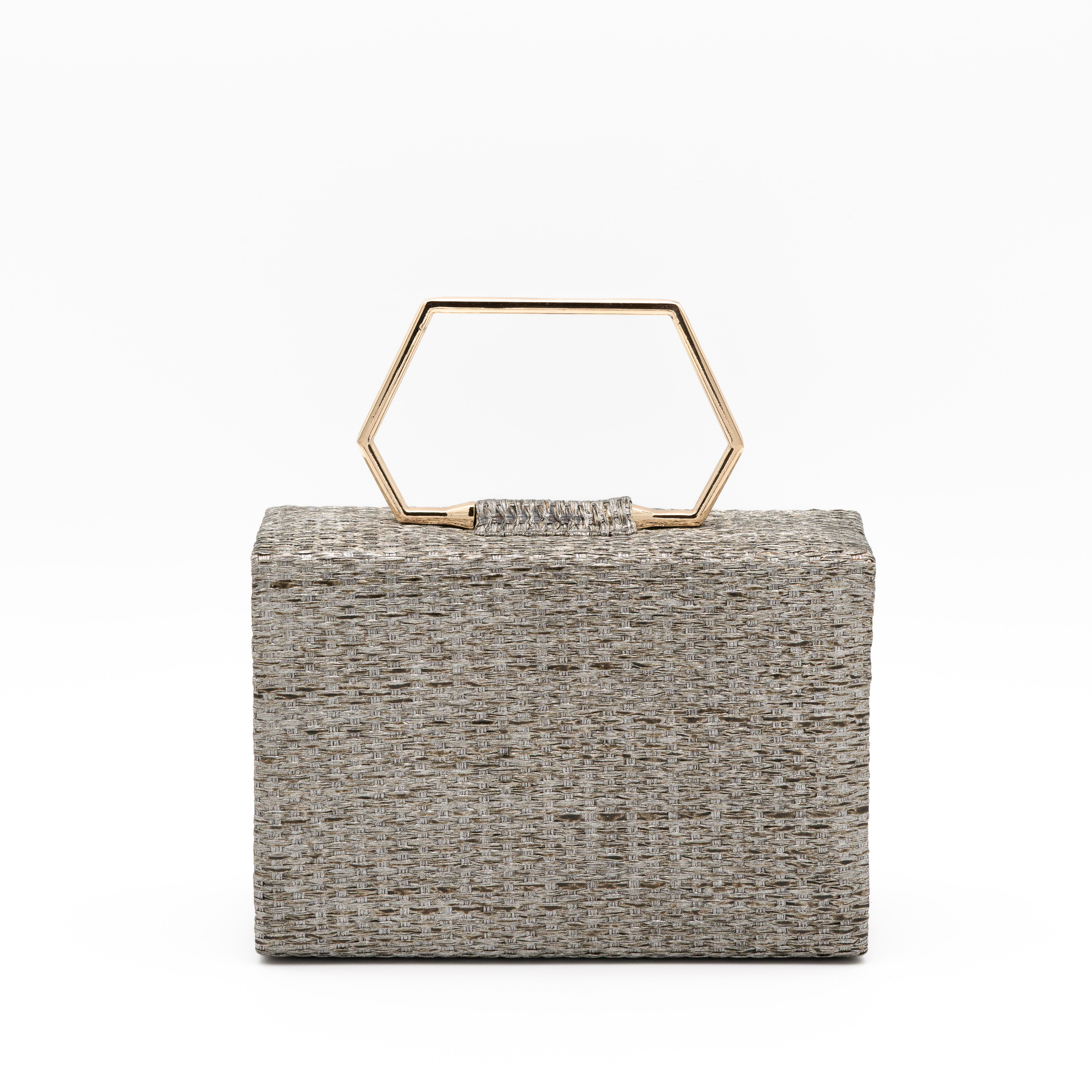 Clutch de fiesta en rafia gris con asa geométrica metálica y cierre magnético, ideal para bodas y cócteles