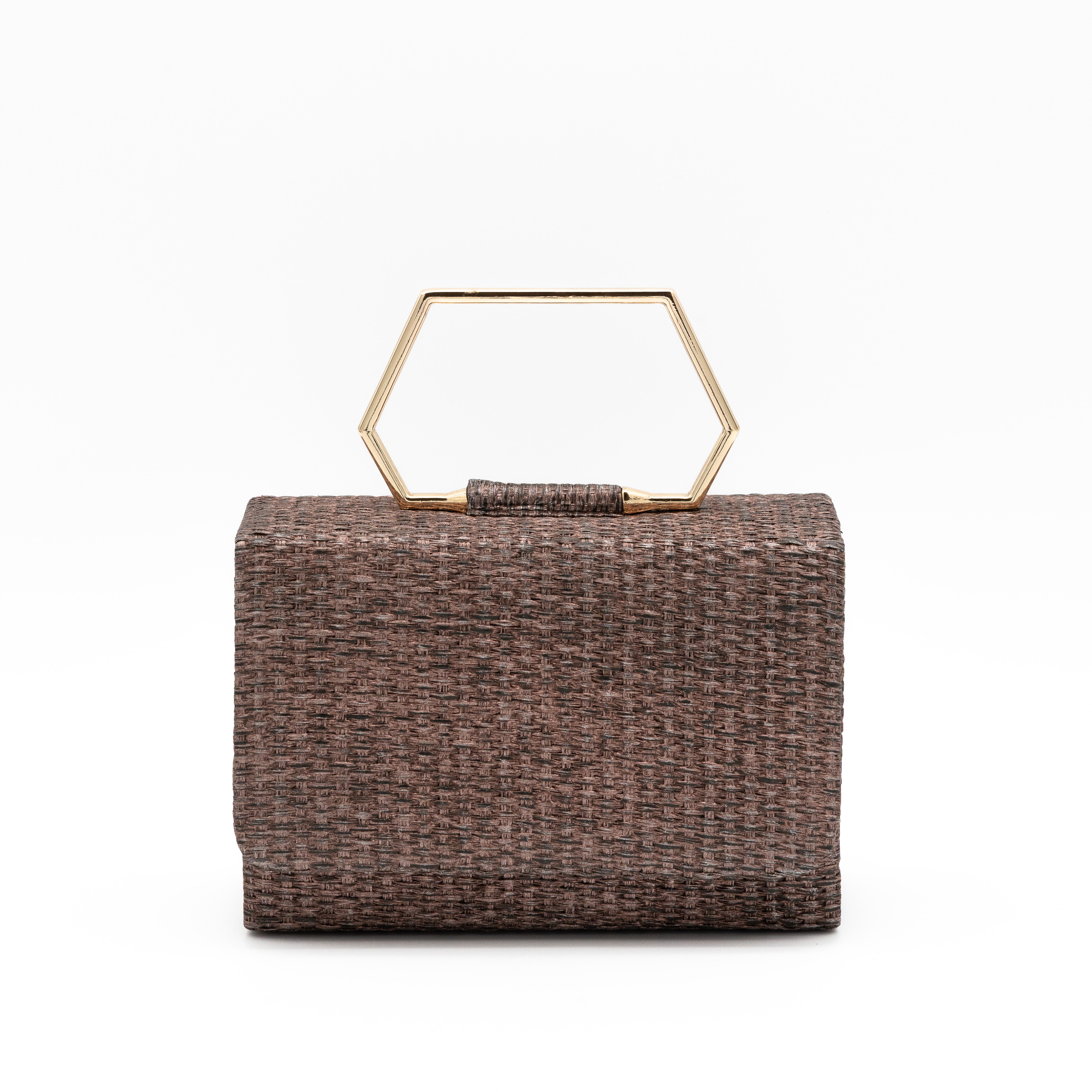 Clutch de fiesta en rafia marrón claro con asa geométrica metálica y cierre magnético, ideal para bodas y cócteles