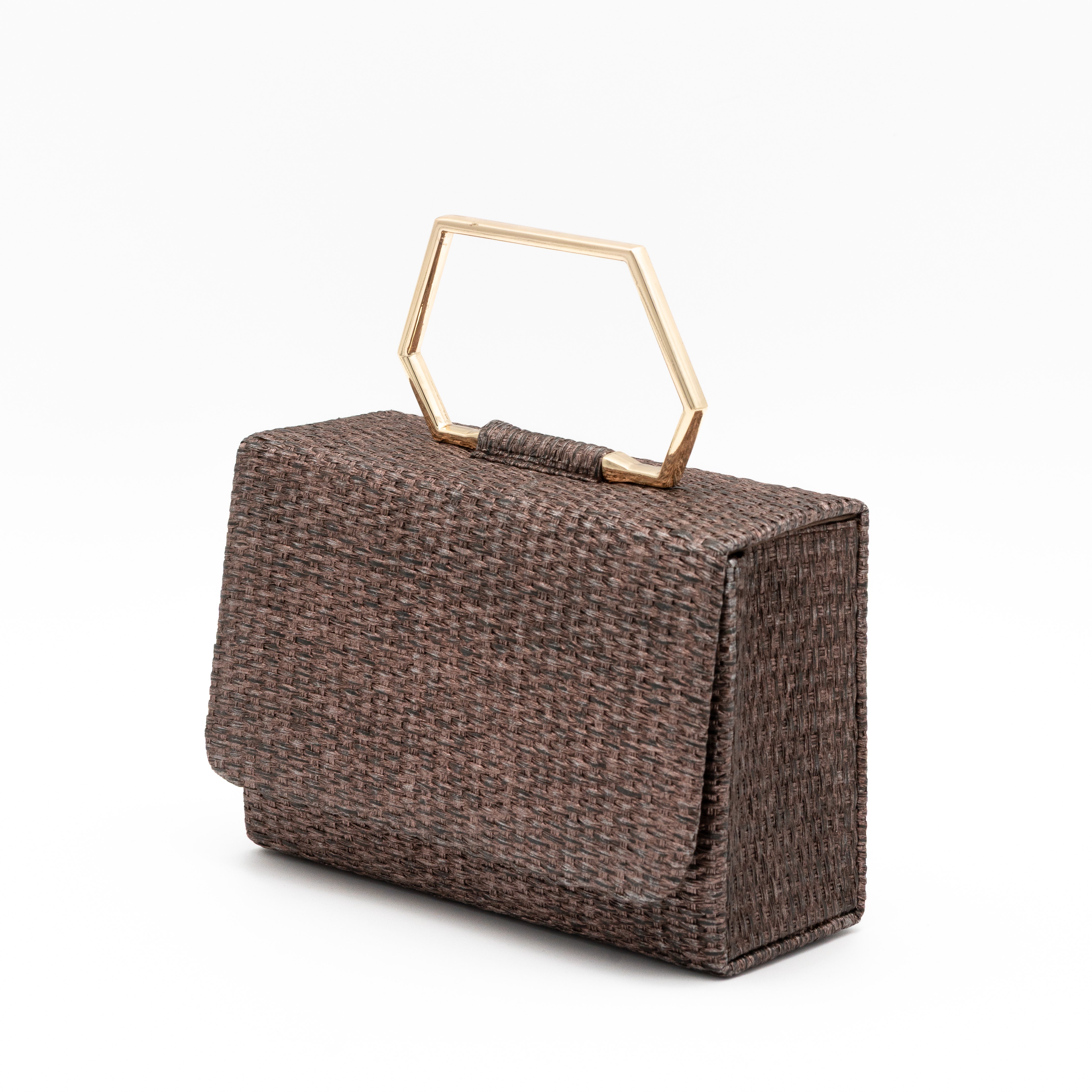 Clutch de fiesta en rafia marrón claro con asa geométrica metálica y cierre magnético, ideal para bodas y cócteles