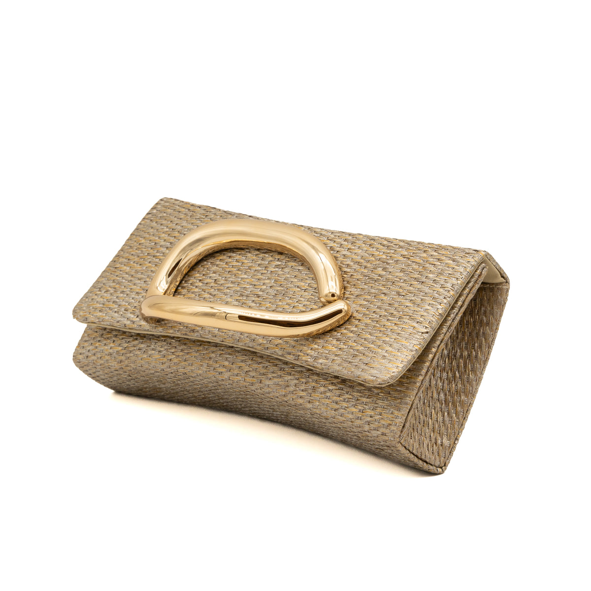 Bolso clutch tipo sobre de rafia oro claro con adorno metálico de mano