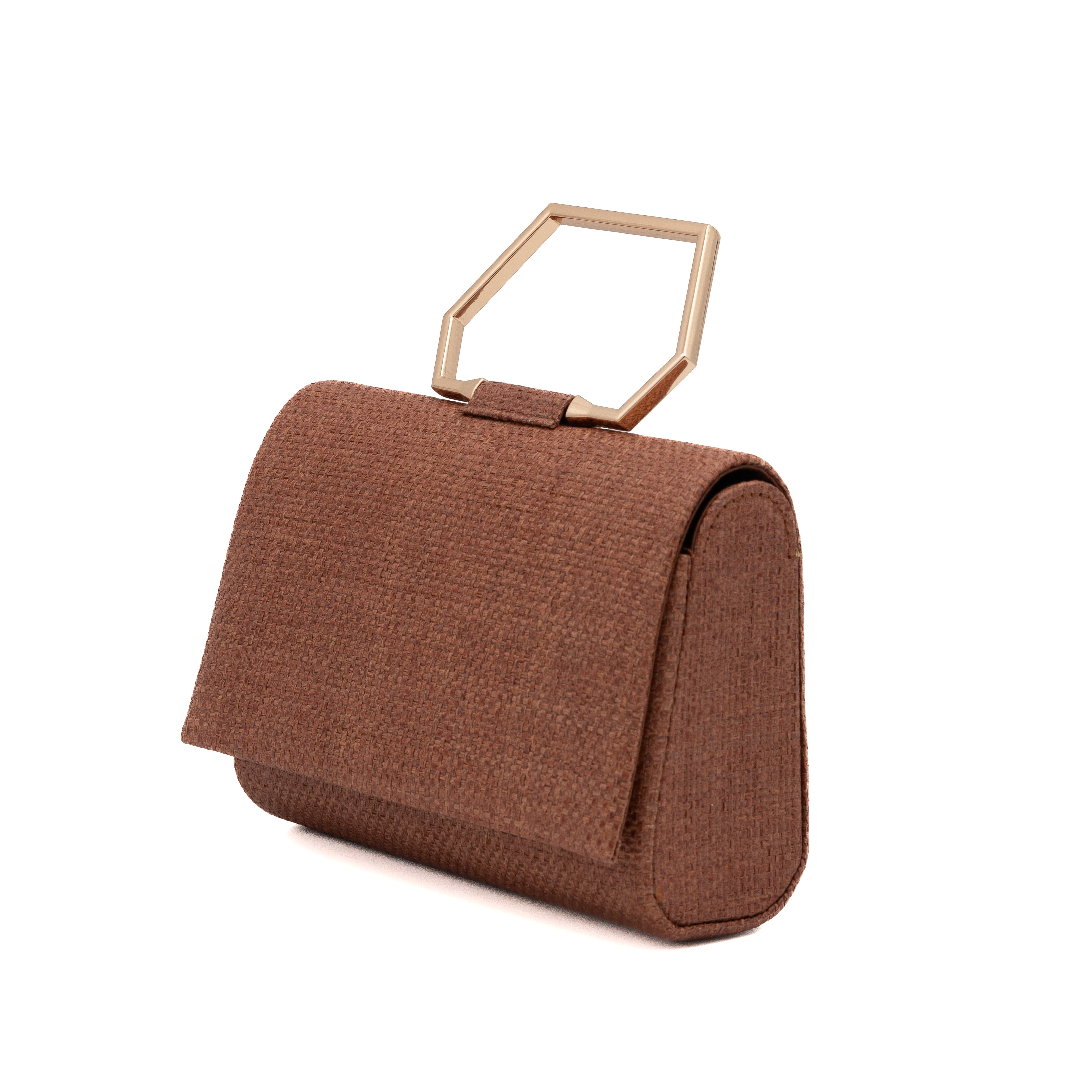 Bolso de mano de rafia café con asa geométrica metálica
