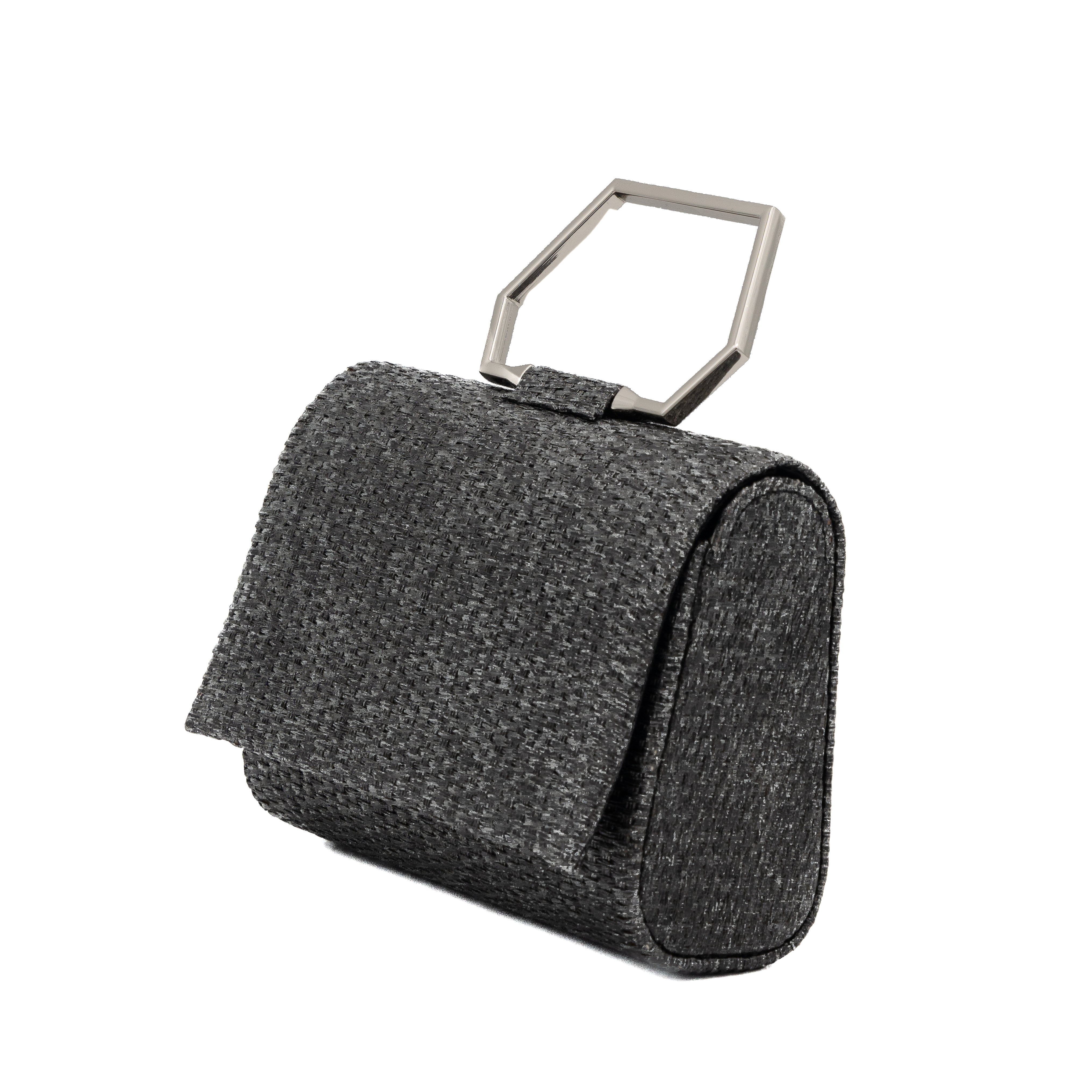 Bolso de mano de rafia negro con asa geométrica metálica