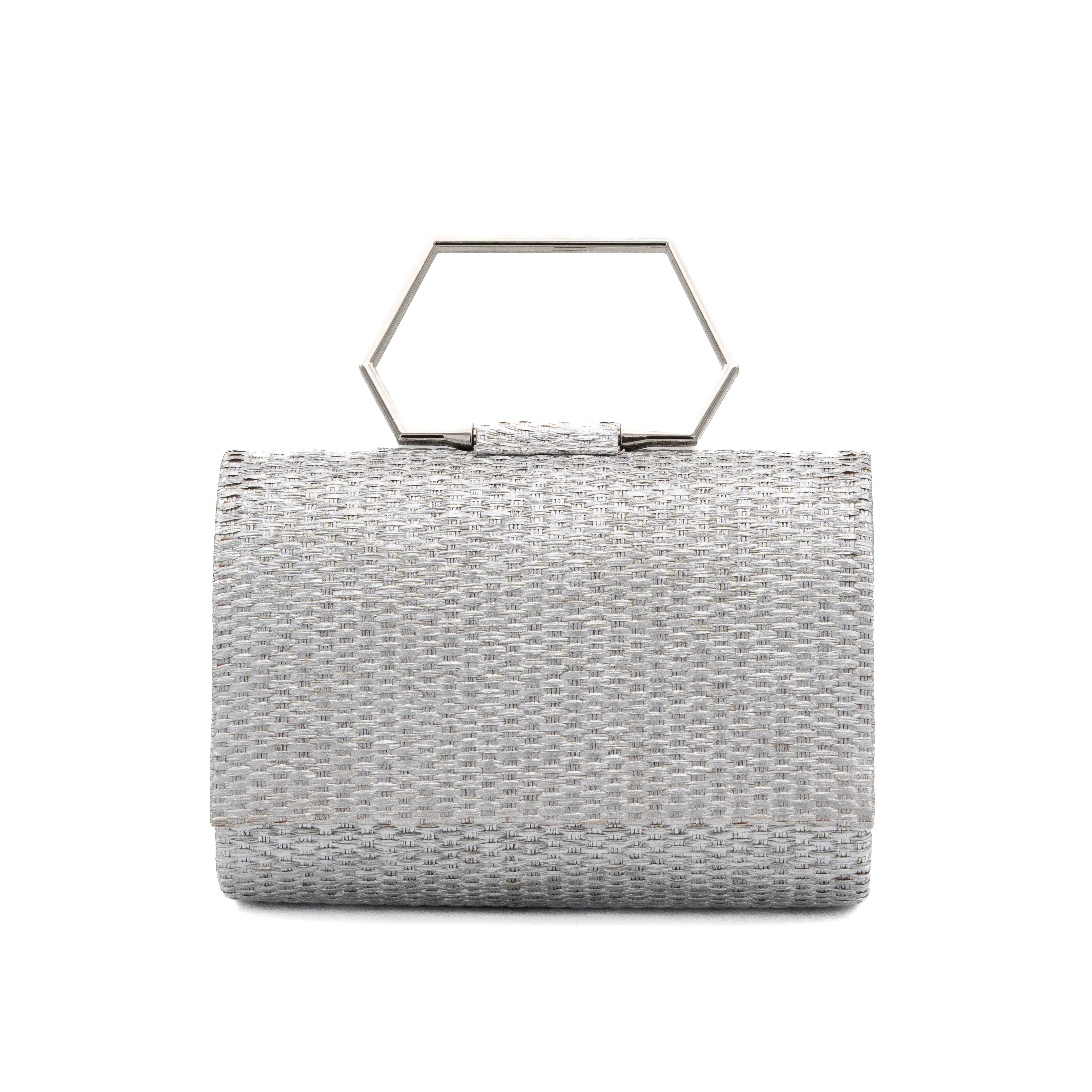 Bolso de mano de rafia plata con asa geométrica metálica