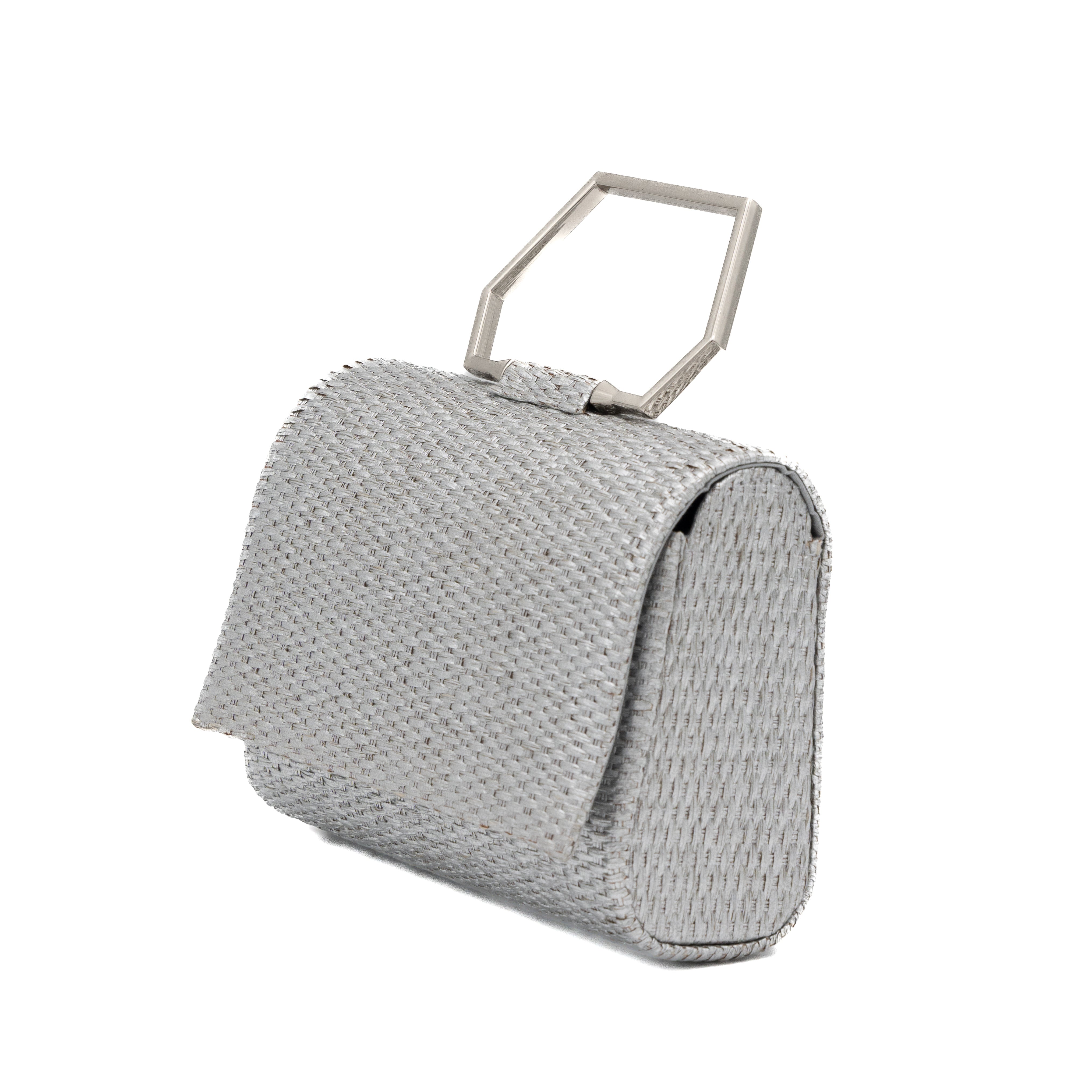 Bolso de mano de rafia plata con asa geométrica metálica
