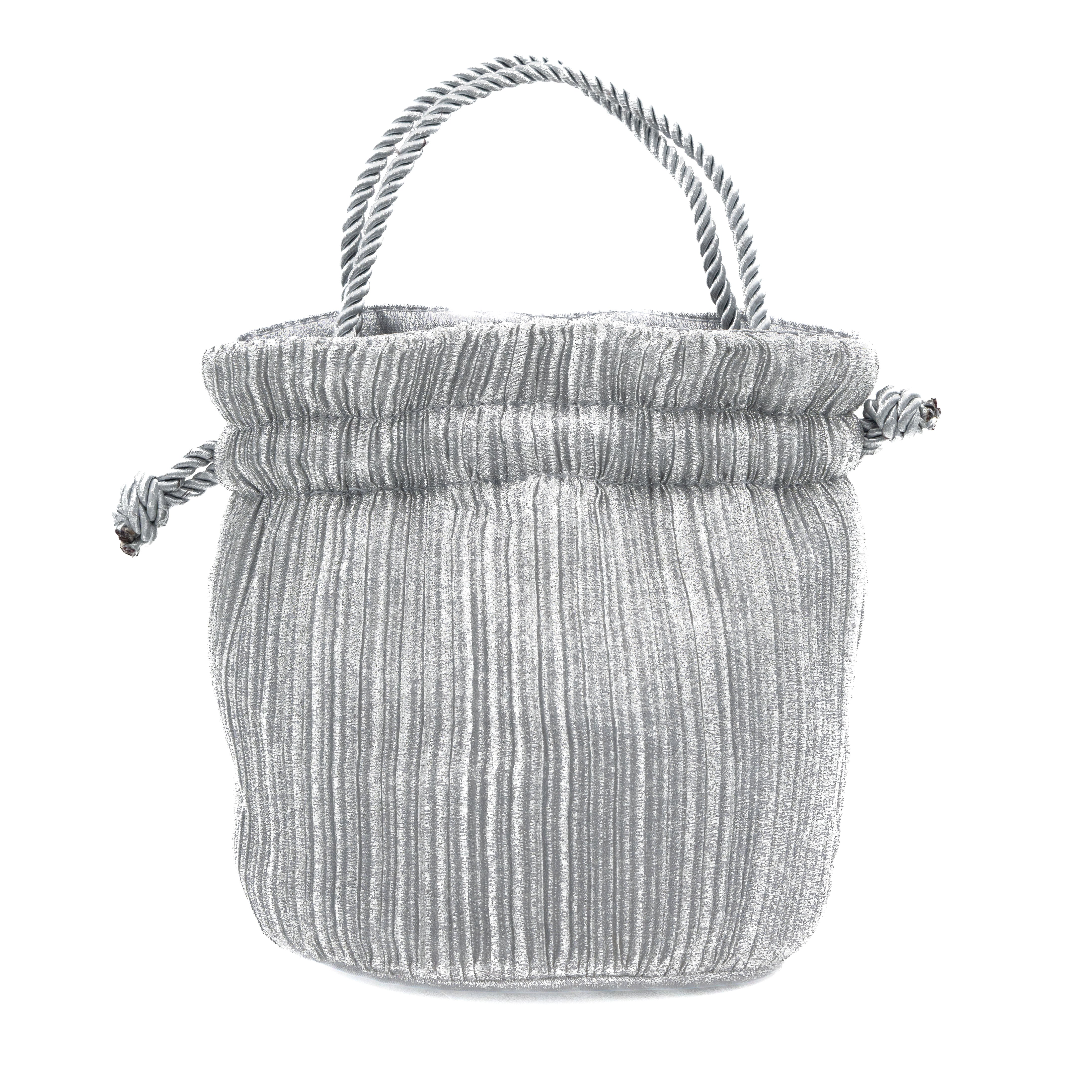 Bolso de fiesta bombonera plisada con asa de cordón plata