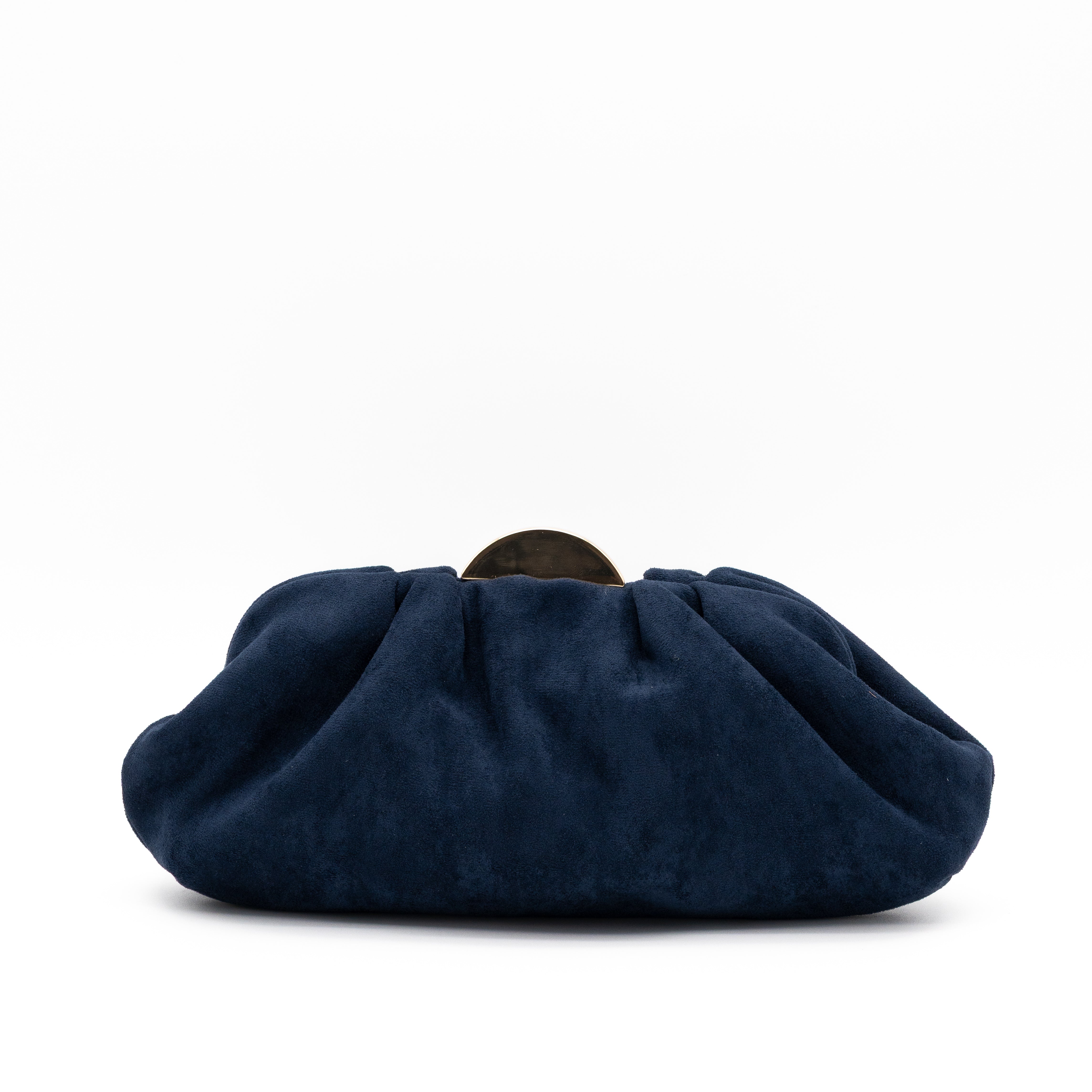 Bolso de fiesta plisado de antelina azul marino con media luna metálica y cadena desmontable