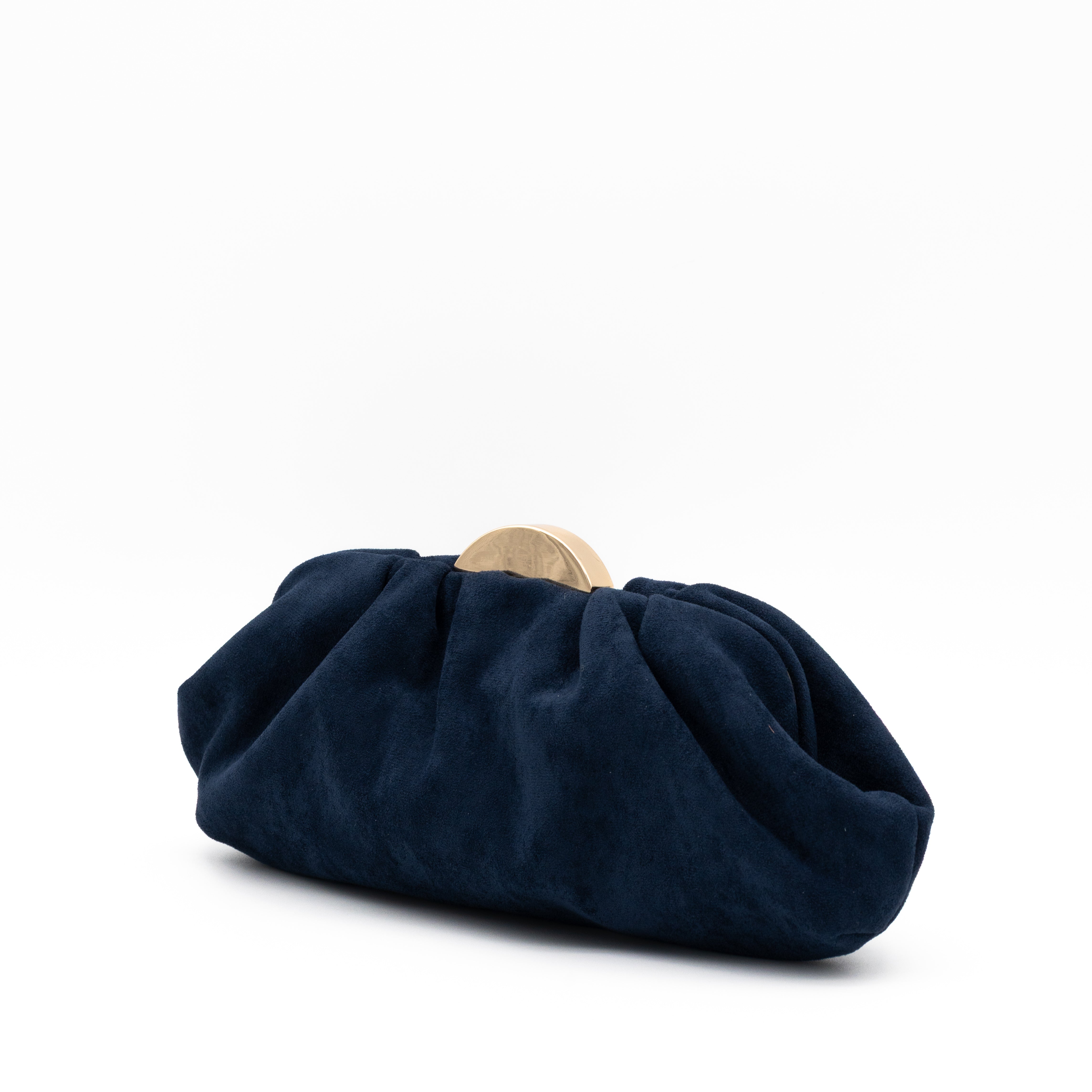 Bolso de fiesta plisado de antelina azul marino con media luna metálica y cadena desmontable