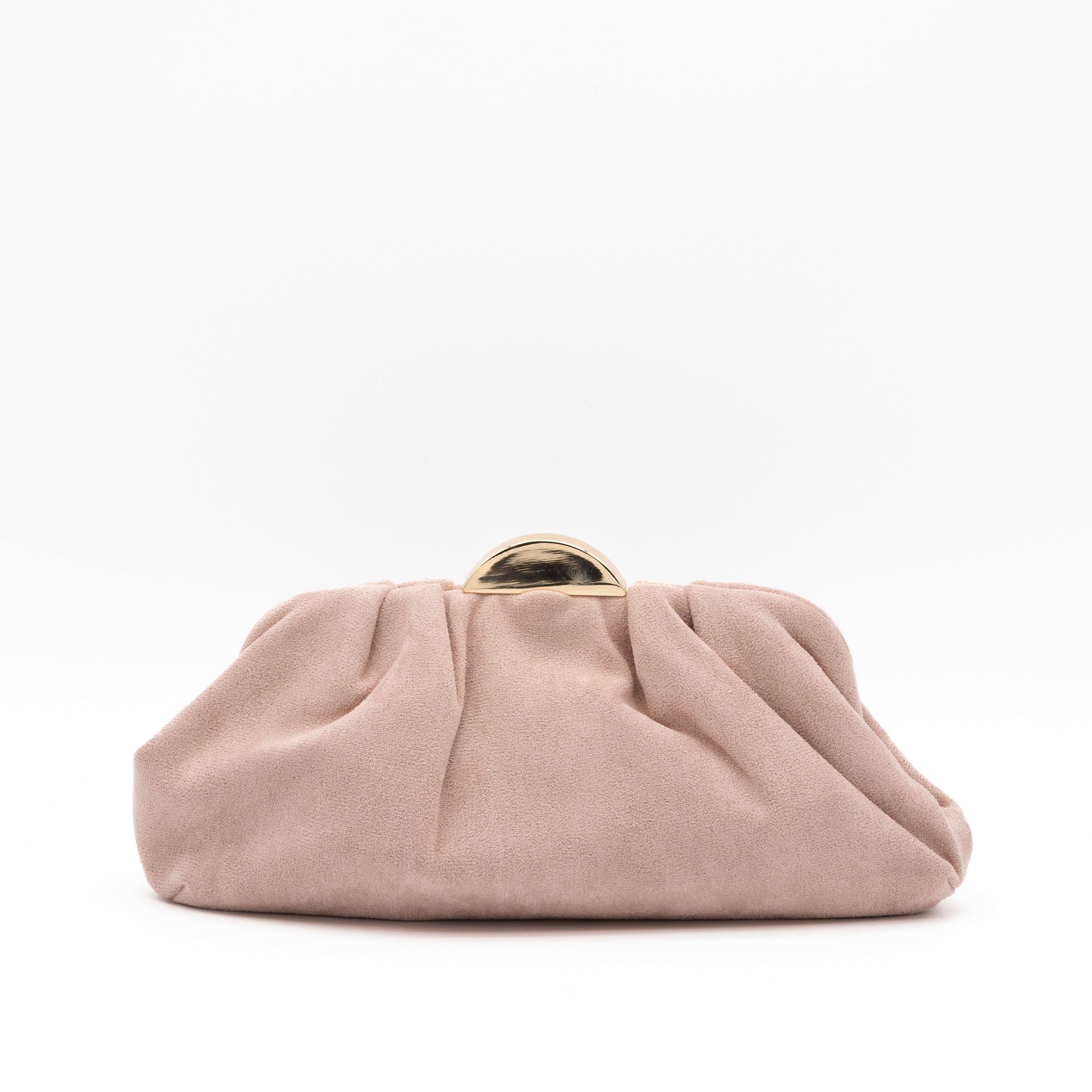 Bolso de fiesta plisado de antelina rosa palo con media luna metálica y cadena desmontable