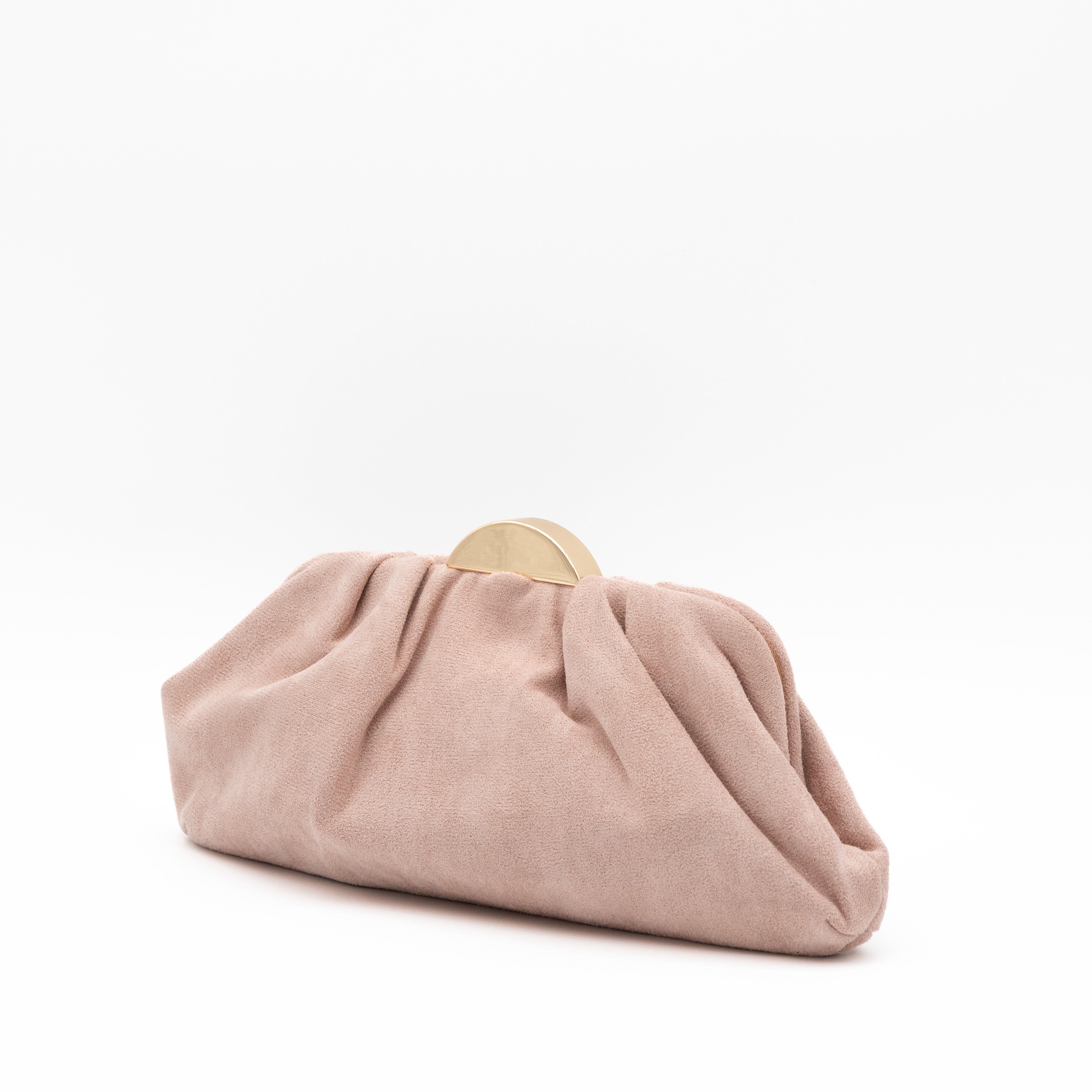 Bolso de fiesta plisado de antelina rosa palo con media luna metálica y cadena desmontable
