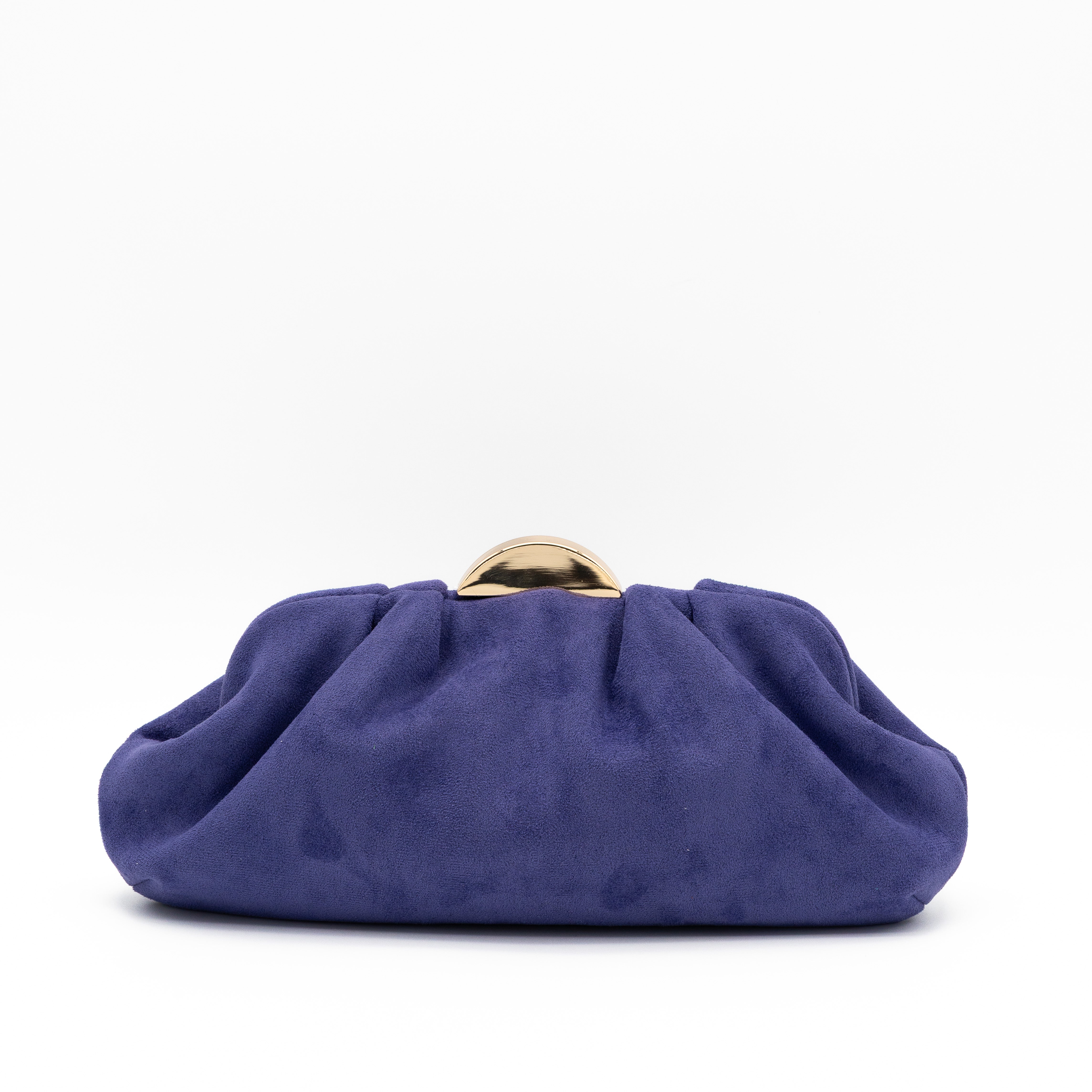 Bolso de fiesta plisado de antelina violeta con media luna metálica y cadena desmontable