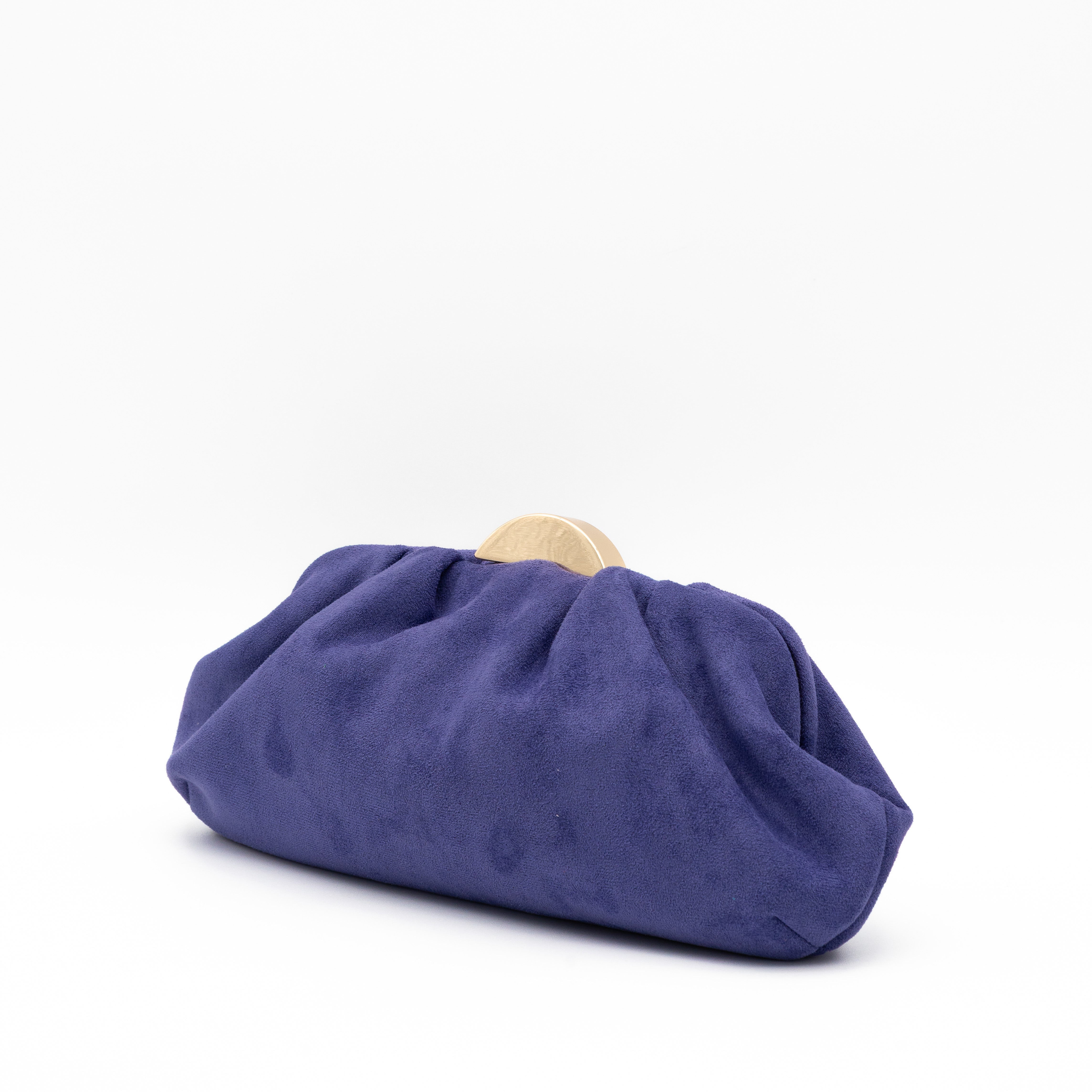 Bolso de fiesta plisado de antelina violeta con media luna metálica y cadena desmontable