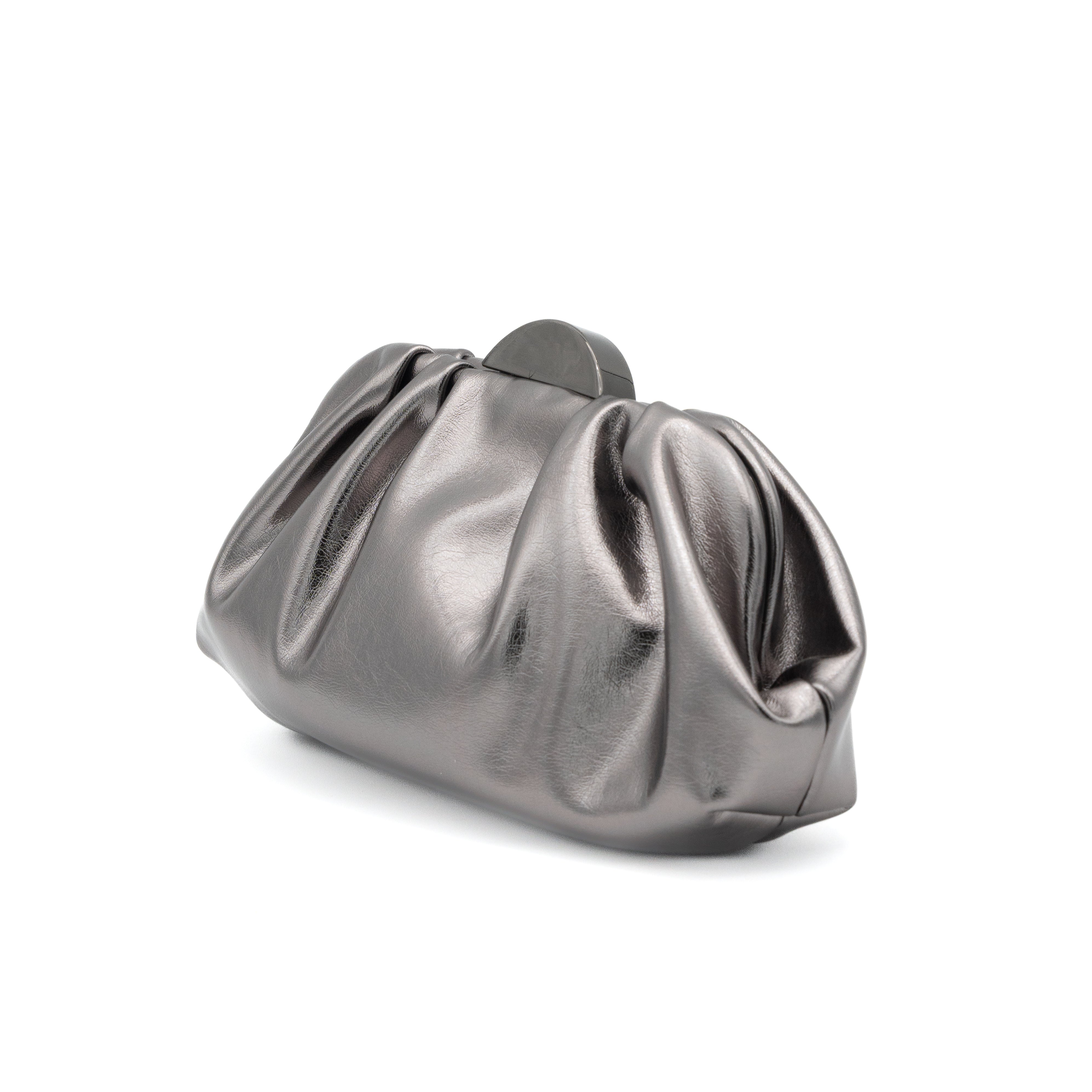 Bolso clutch de fiesta fruncido metalizado gris