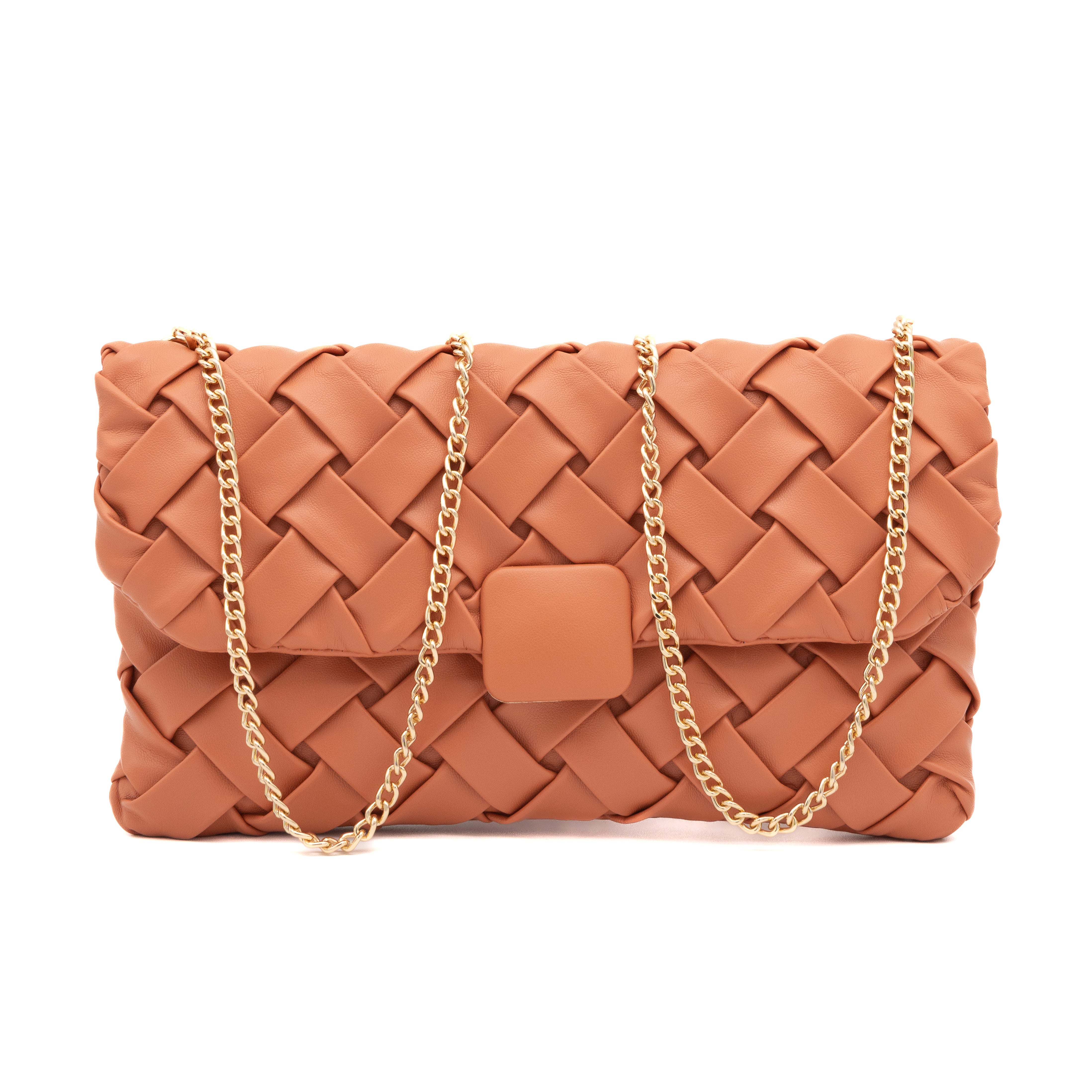 Bolso clutch de polipiel trenzada salmón con solapa y cadena