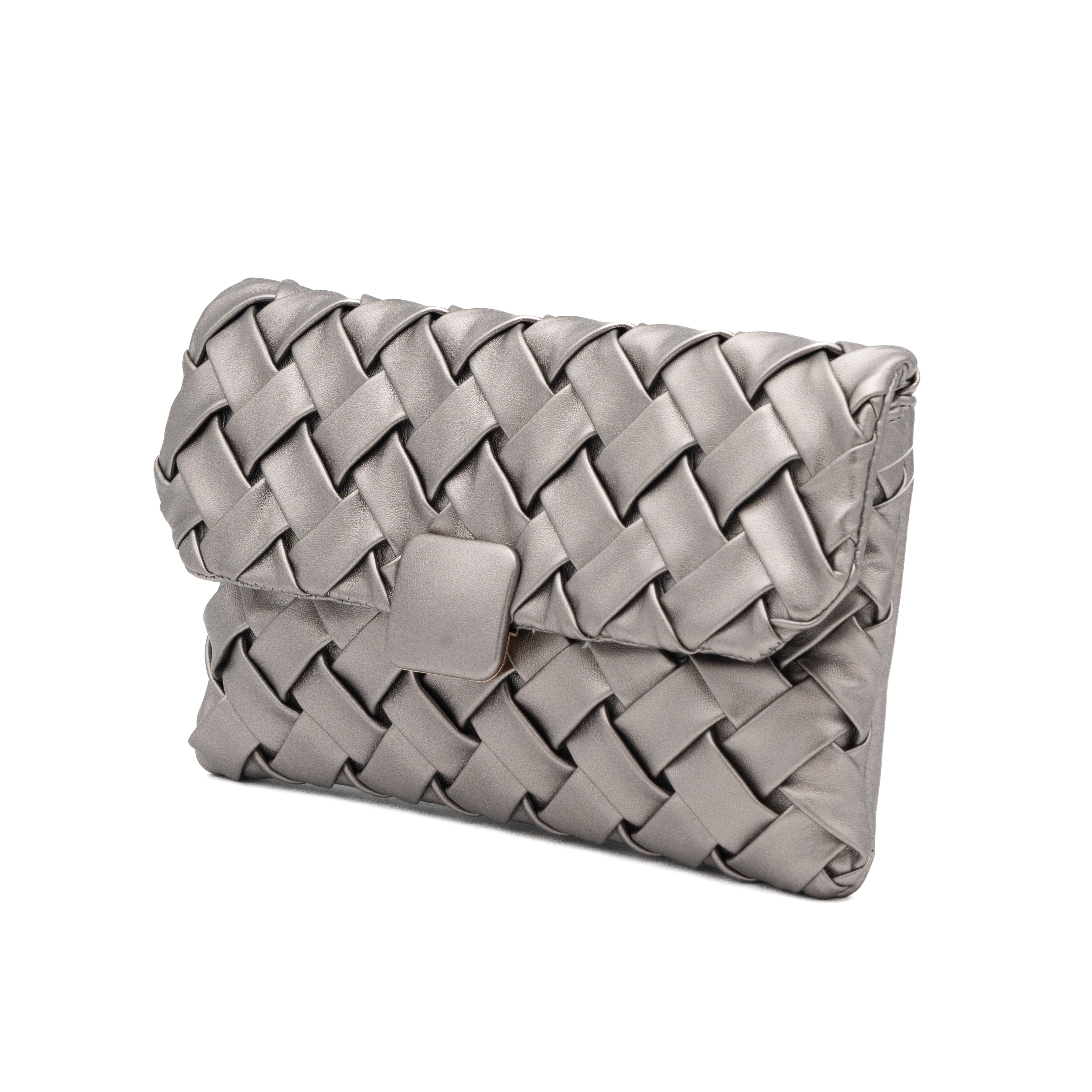 Bolso clutch de polipiel trenzada gris con solapa y cadena